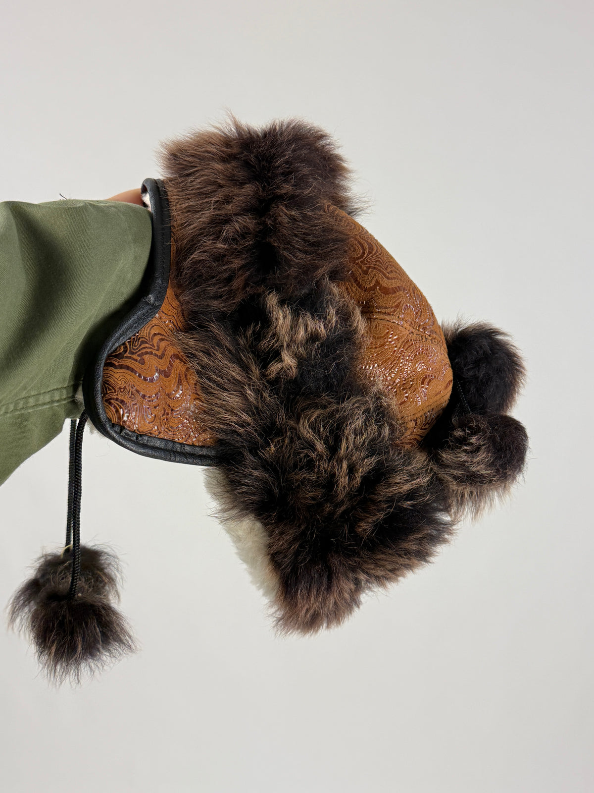 Cappello aviatore vintage indossato di profilo con paraorecchie