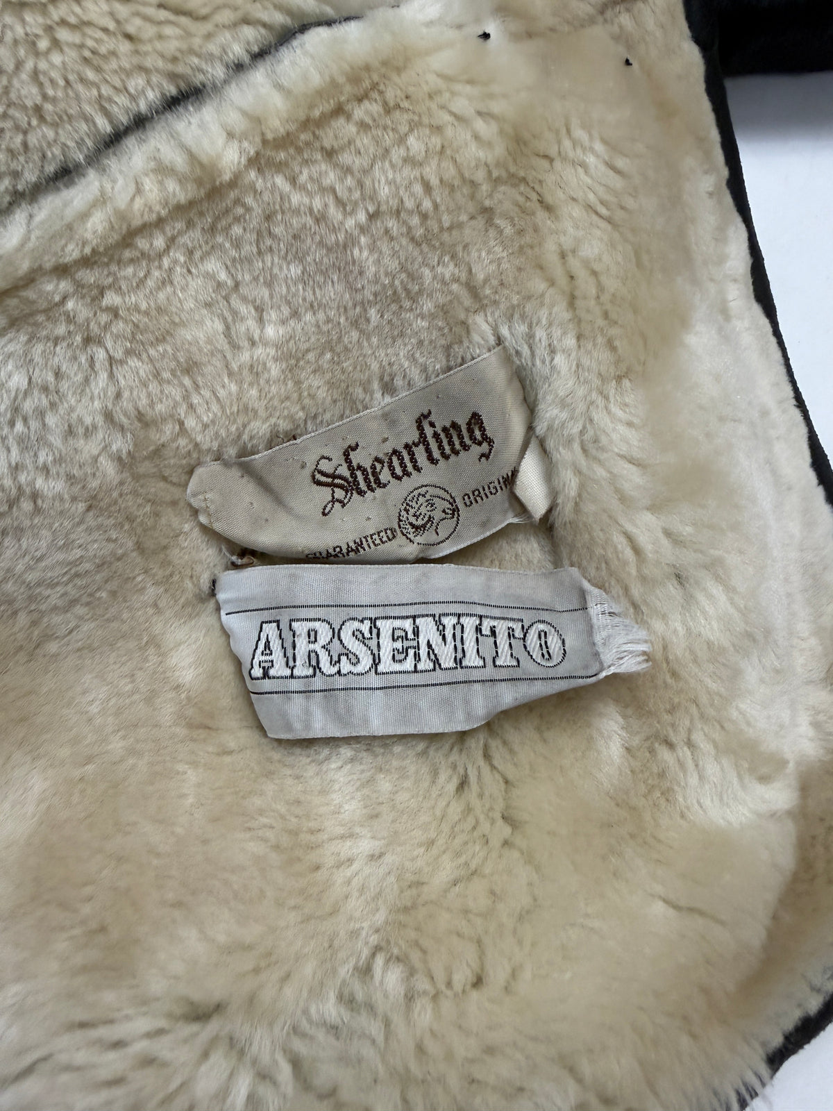 Shearling Arsenio nero indossato con collo aperto