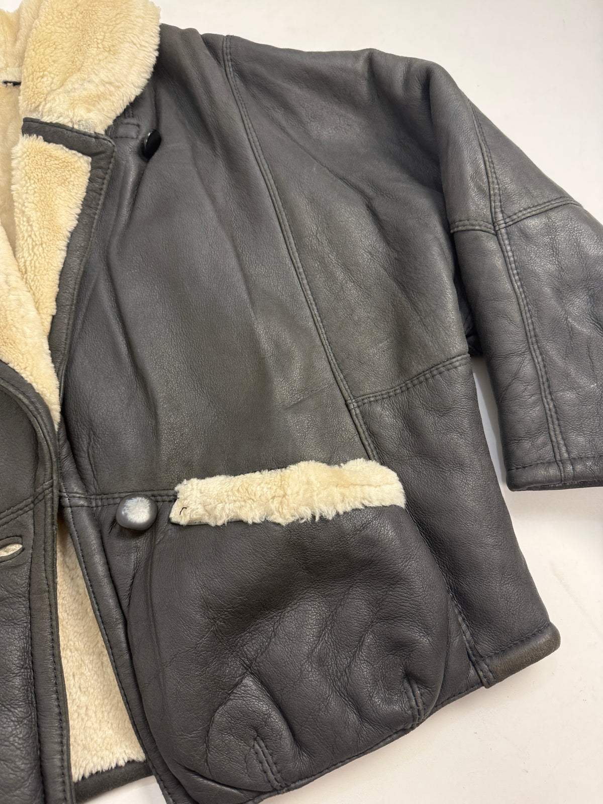 Vista posteriore dello shearling nero vintage