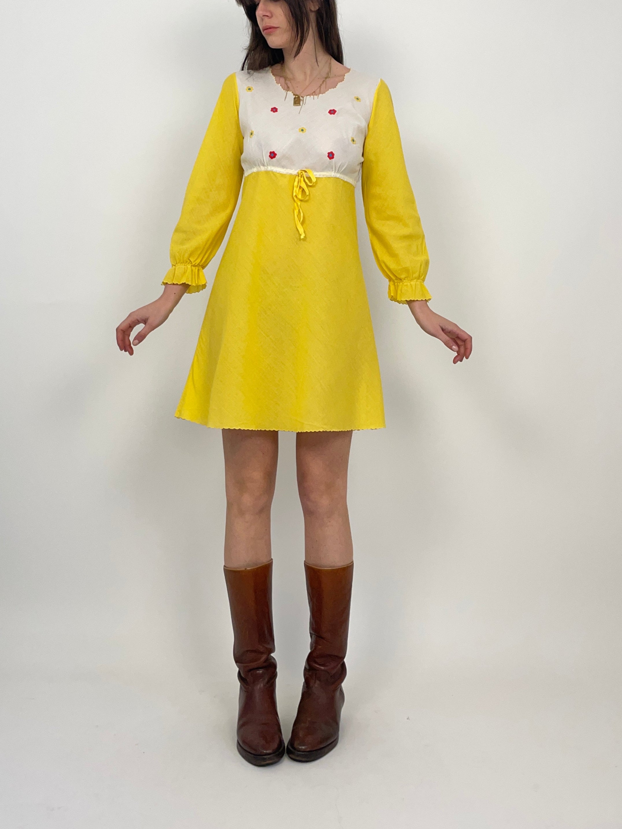 Abito corto con ricami anni '70