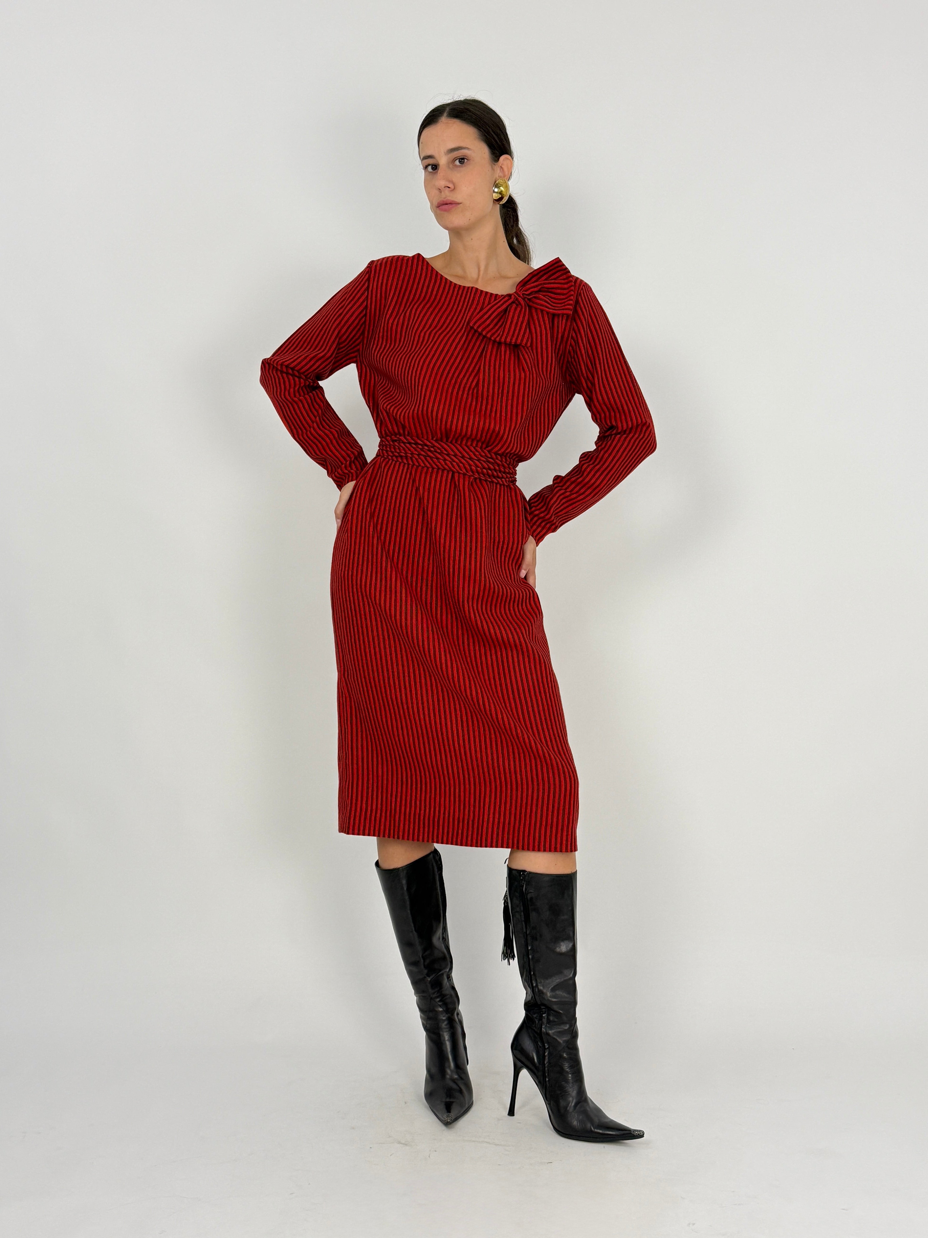 Abito Sartoriale Anni '80 Righe Rosse Nere - vista frontale indossato con stivali neri
