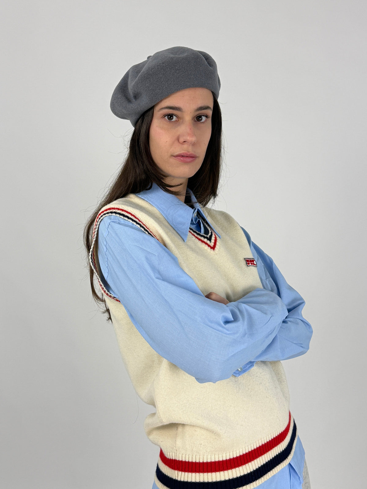 Basco vintage in lana grigia indossato leggermente inclinato