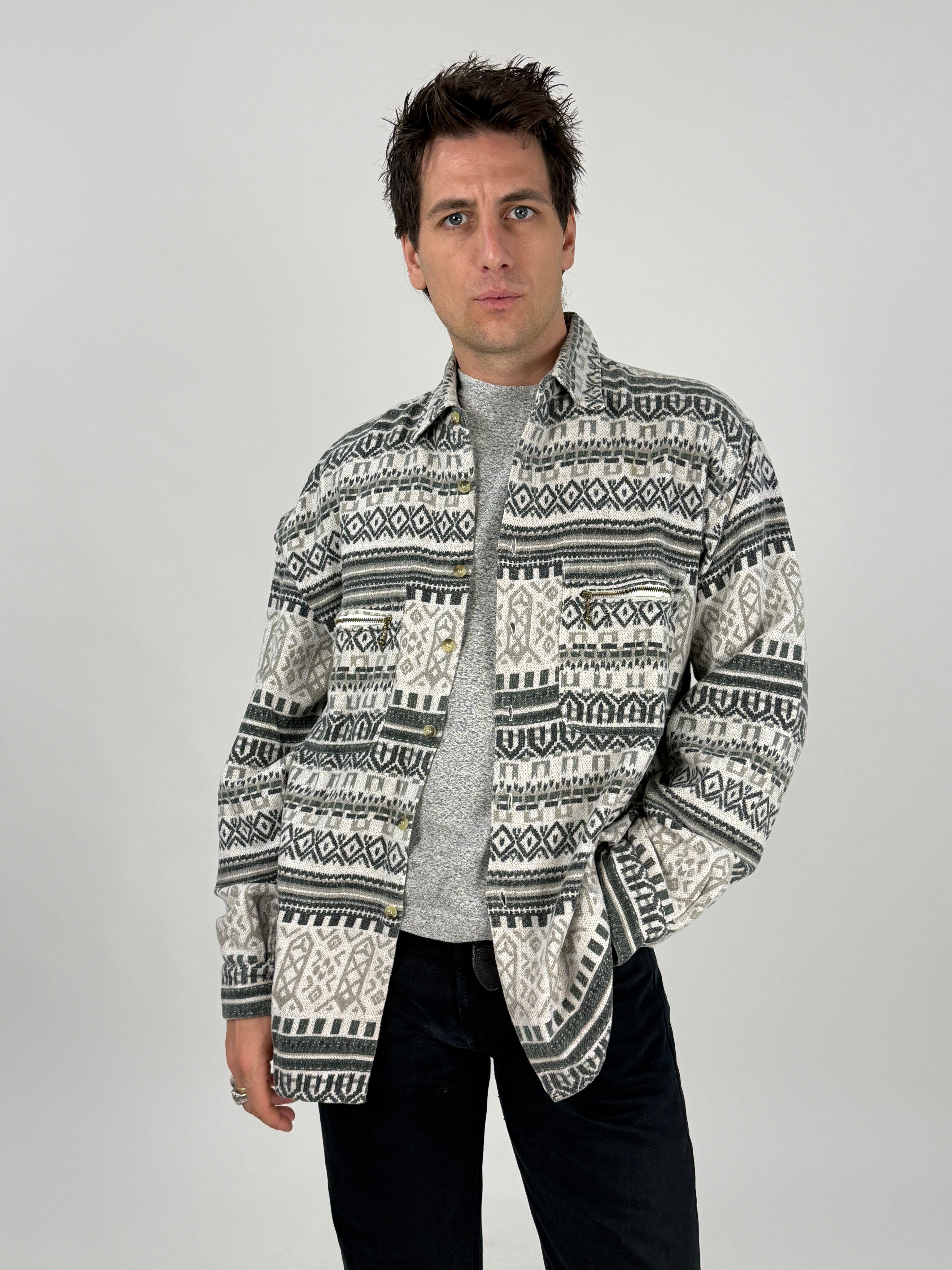 Dettaglio tessuto jacquard azteco bianco e antracite con peluria naturale del filato anni 90