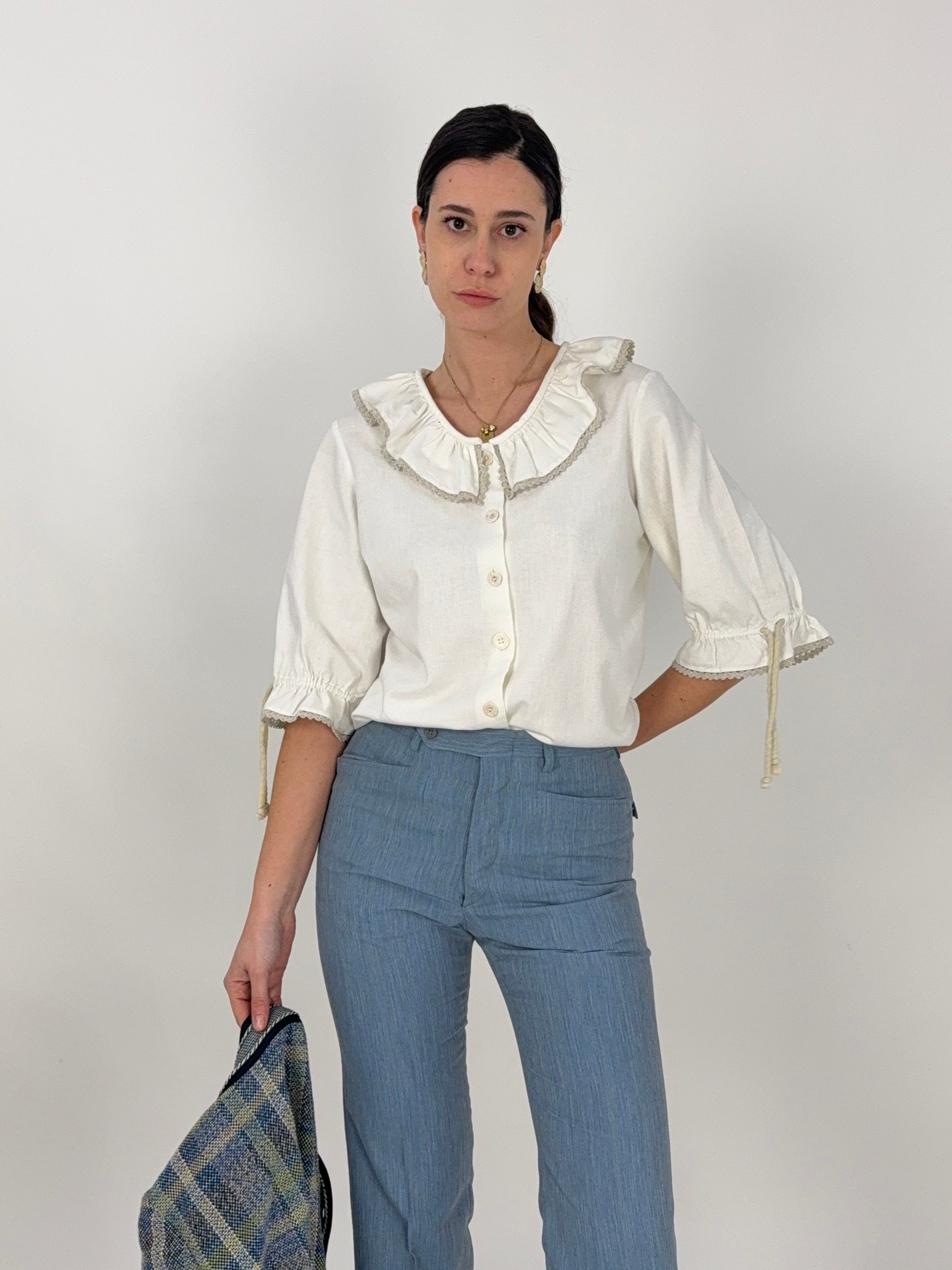 Camicia in cotone bianco con collo rouches