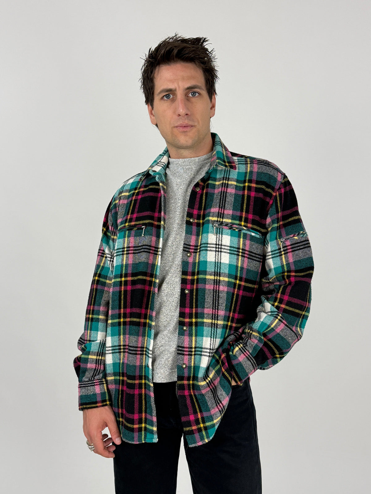 Dettaglio tessuto flanella tartan nero turchese fucsia e colletto Point con pressione ottone brunito vintage anni 80