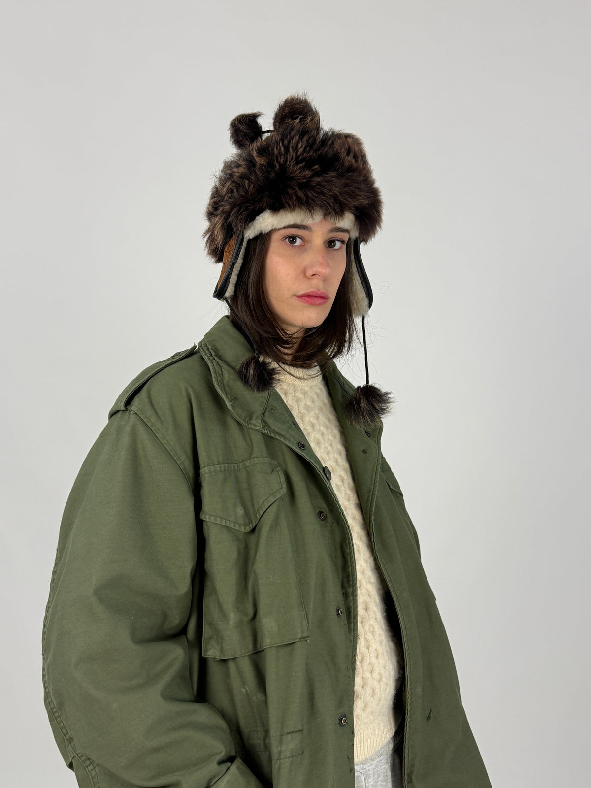 Cappello trapper vintage marrone con pelliccia e pompon indossato