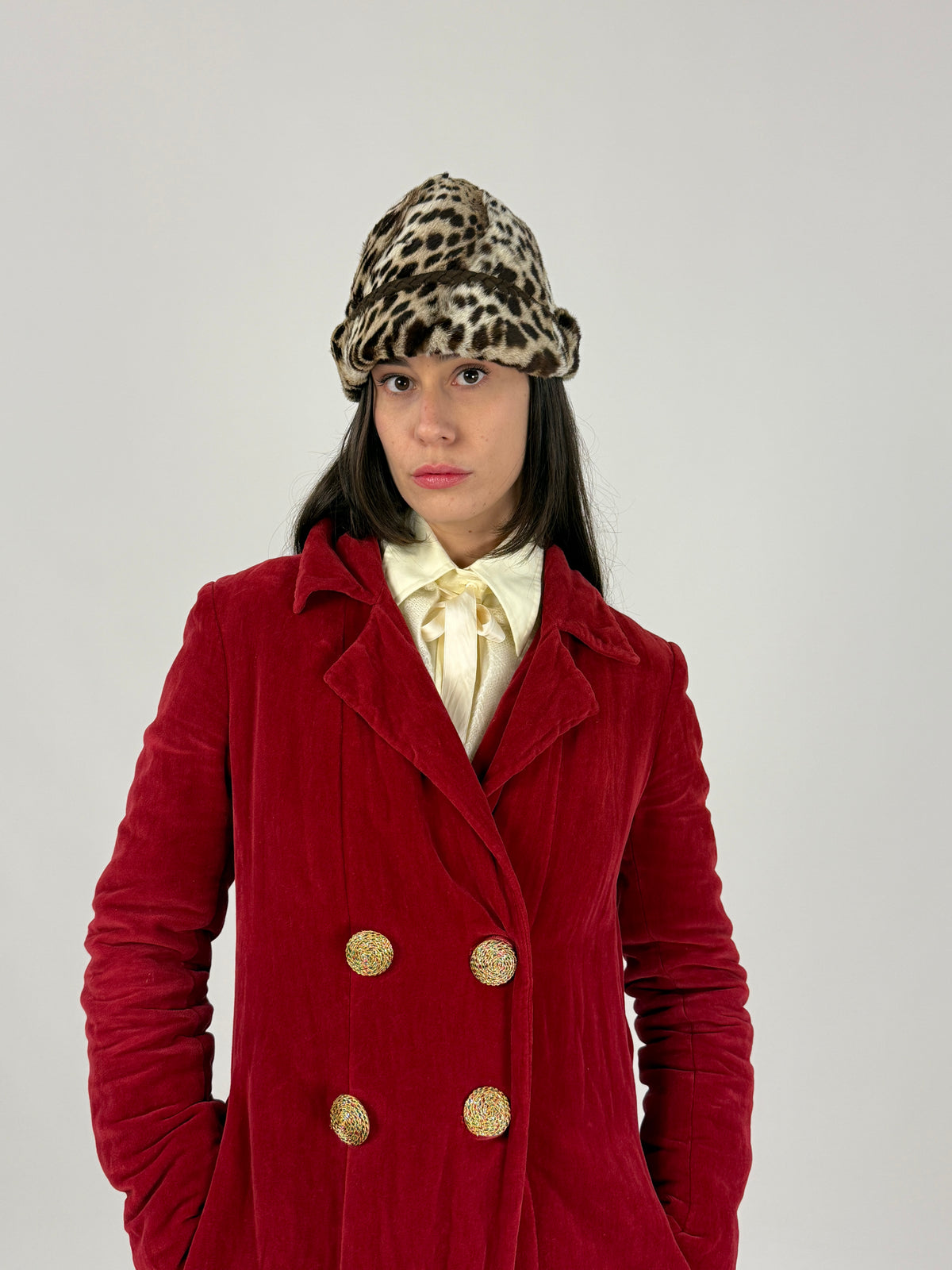 Cappello vintage leopardato da donna indossato, vestibilità piccola sulla modella