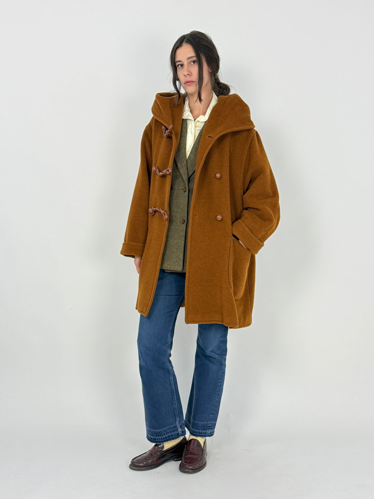 Max Mara montgomery alpaca lana cuoio tabacco vintage anni 80 - figura intera frontale indossata aperta, cappuccio strutturato ampio, toggle pelle intrecciata, tasche toppa basse, taglia L
