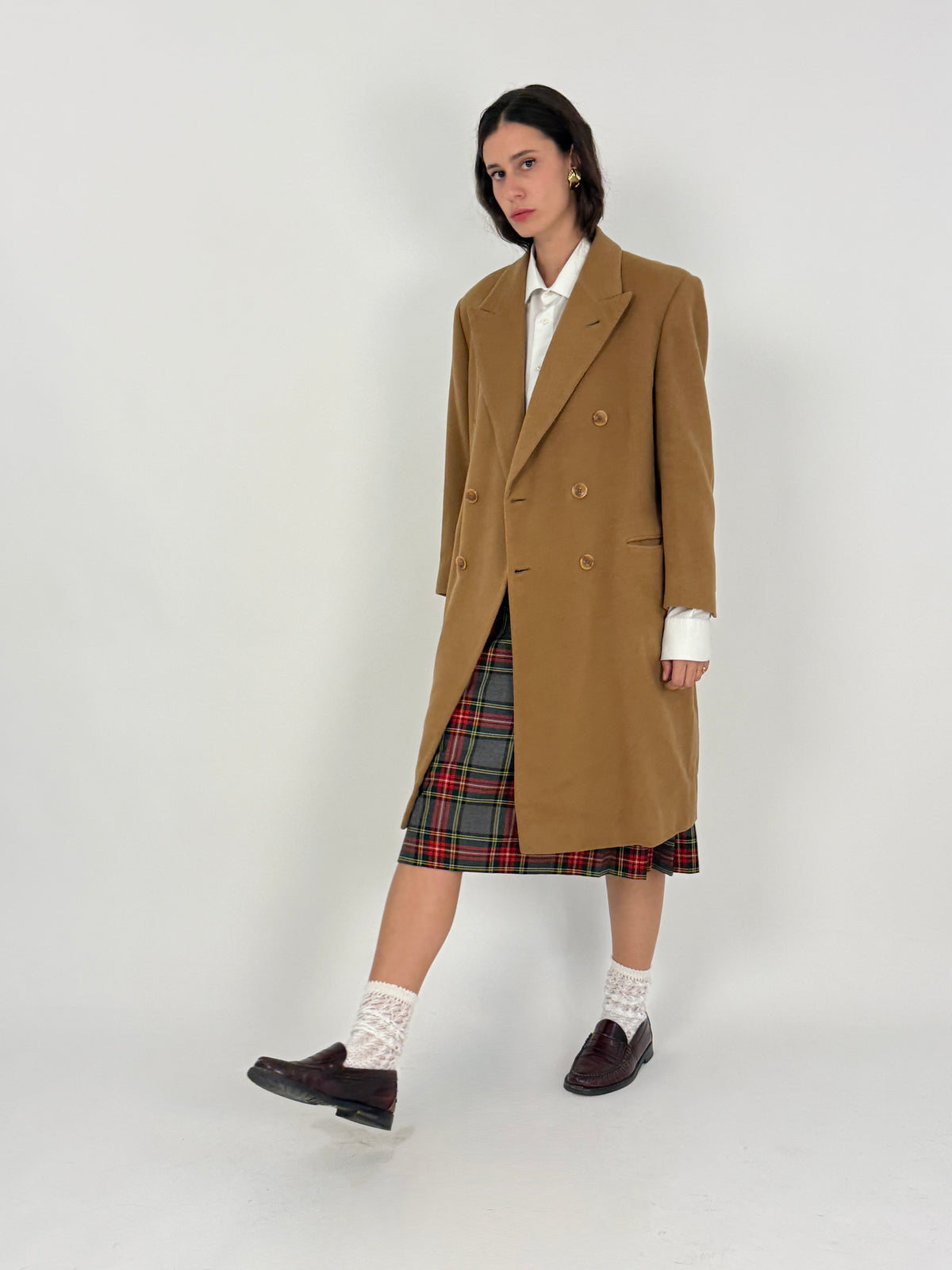 Cappotto Valentino 100% cashmere cammello doppiopetto anni 70 80 - fronte indossato su donna, look completo
