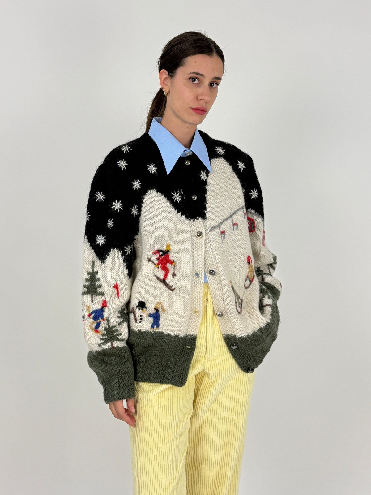 Cardigan vintage in lana con ricami invernali, vista posteriore
