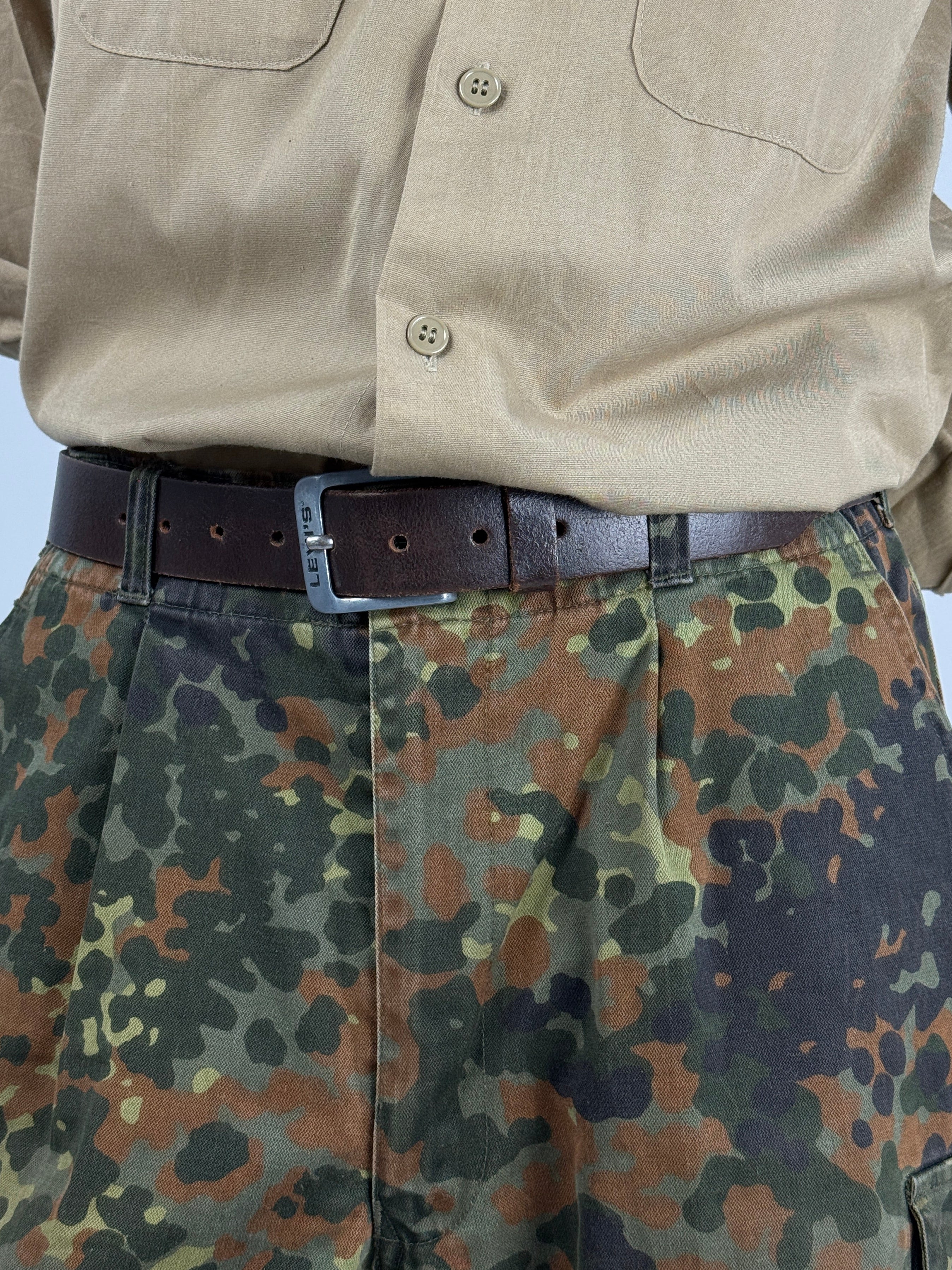 Cintura Levi's Vintage - vista indossata su pantaloni mimetica Bundeswehr con camicia militare beige