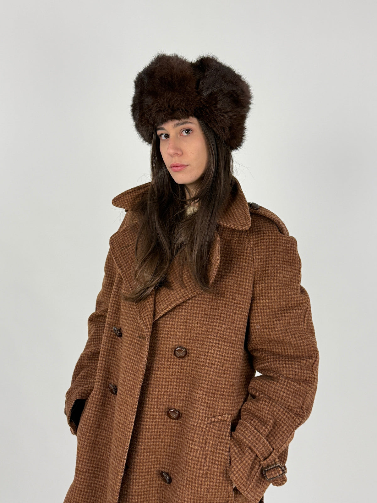 Cappello ushanka vintage marrone scuro indossato