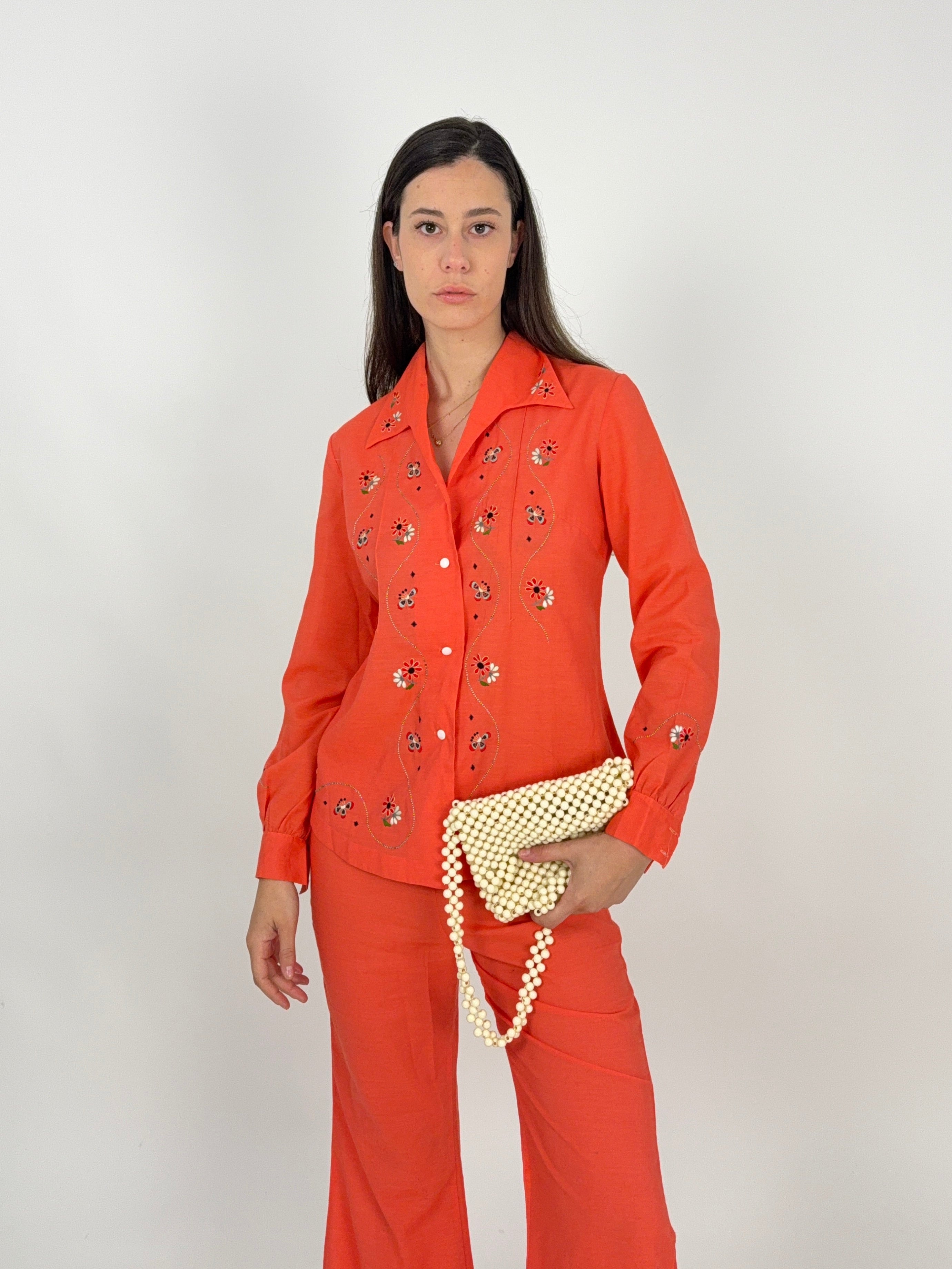 Completo ricamato con blusa e pantalone morbido