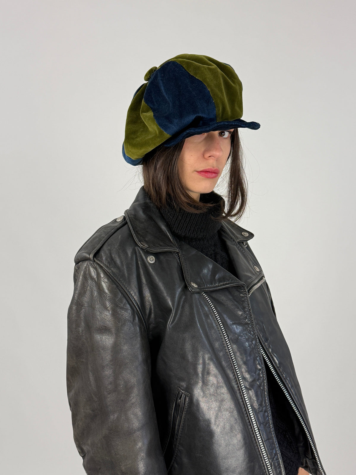 Cappello newsboy vintage anni 70 in velluto blu e verde indossato