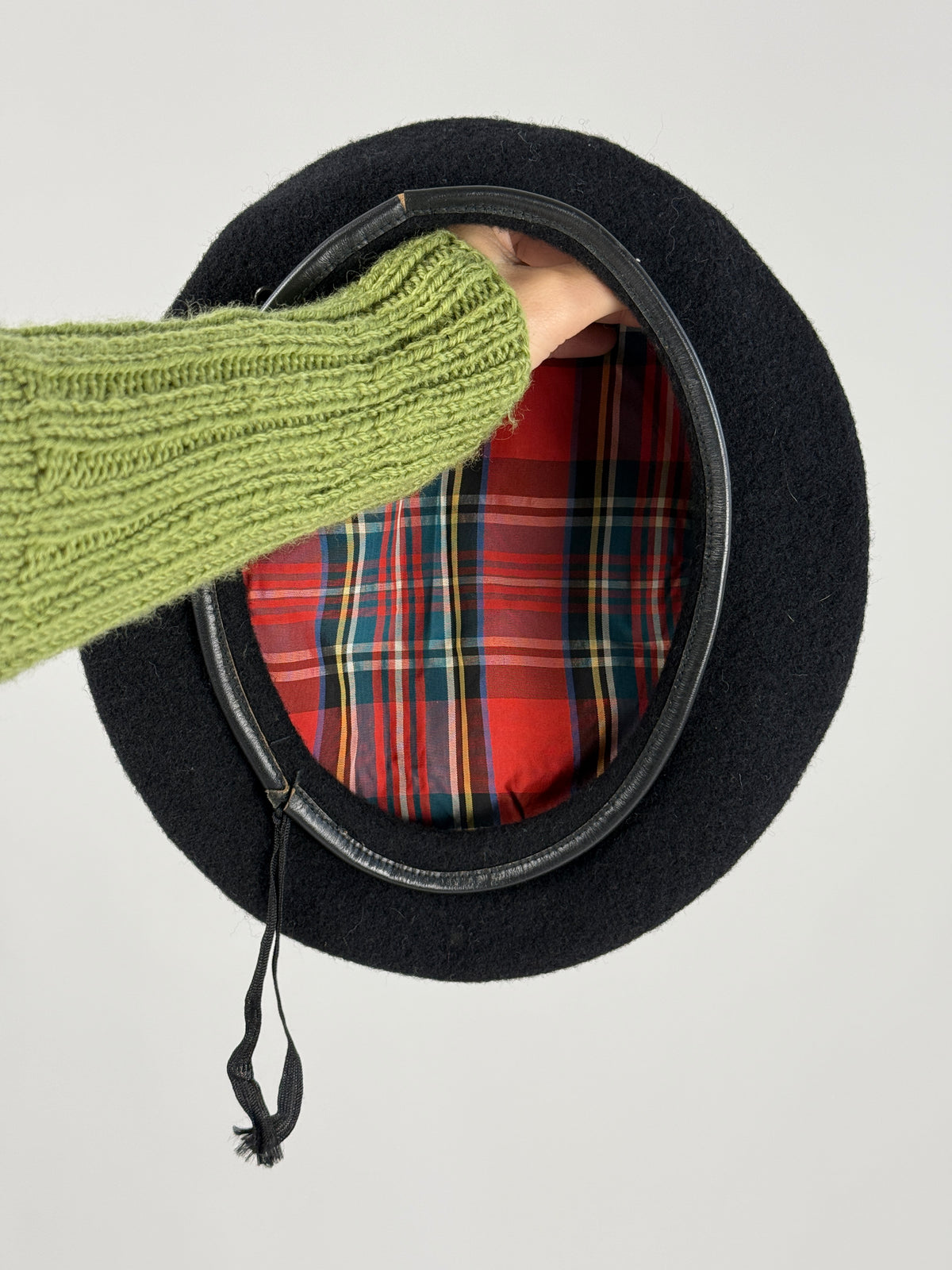 Interno del basco vintage con fodera tartan rossa