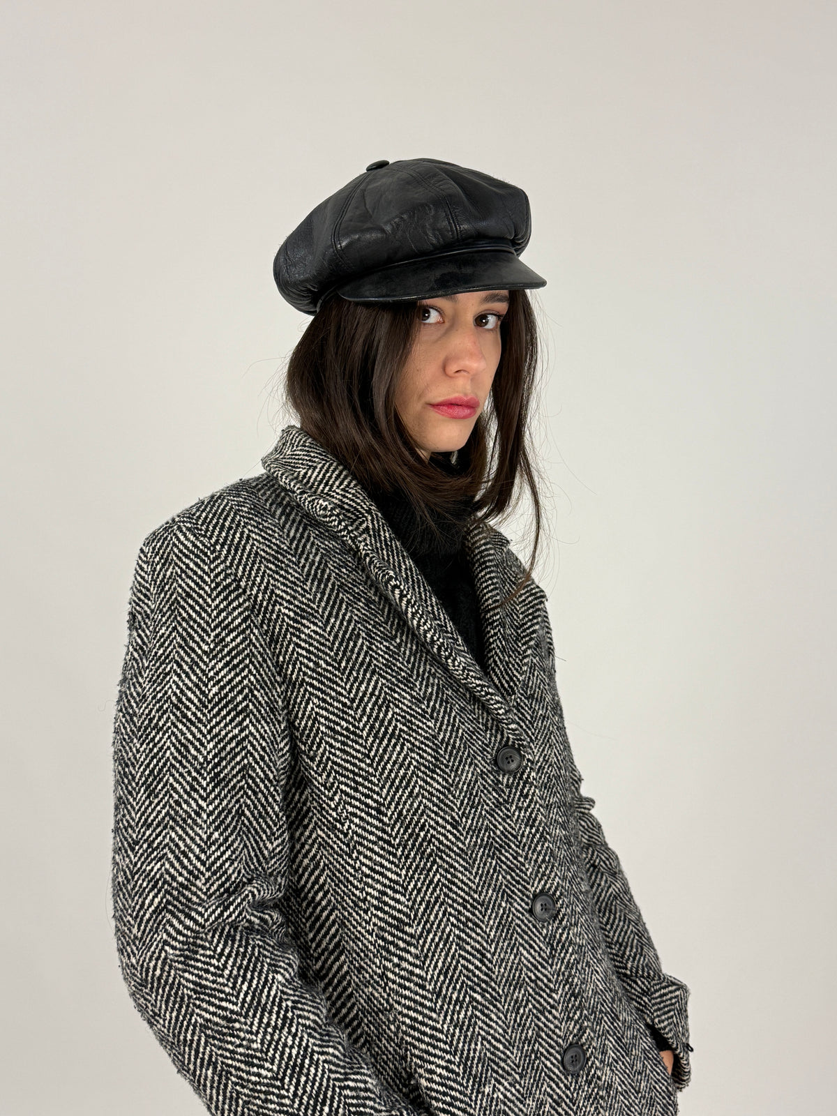 Coppola newsboy vintage in vera pelle nera indossata