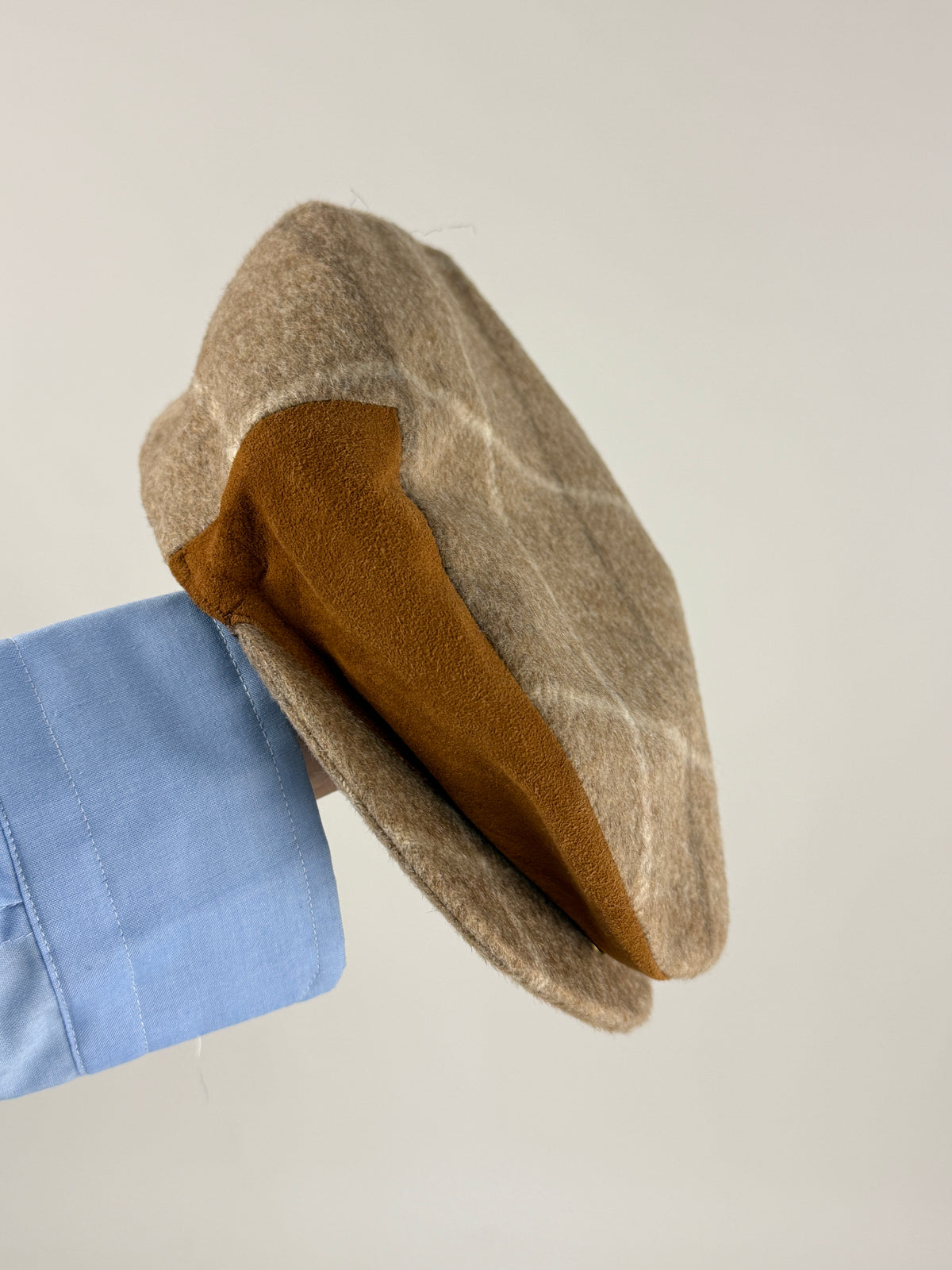 Coppola vintage in lana a quadri beige indossata