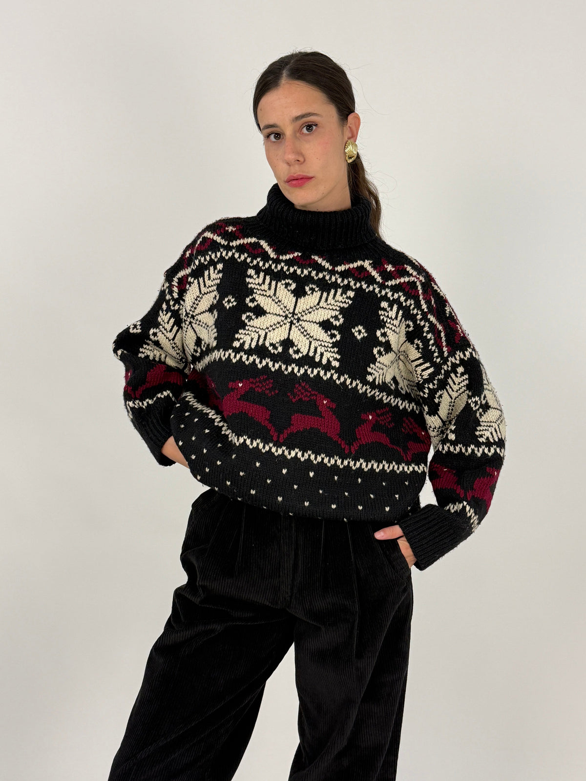Dettaglio tessuto jacquard nordico fatto a mano - motivo renne, fiocchi di neve e rombi, palette nero bordeaux panna