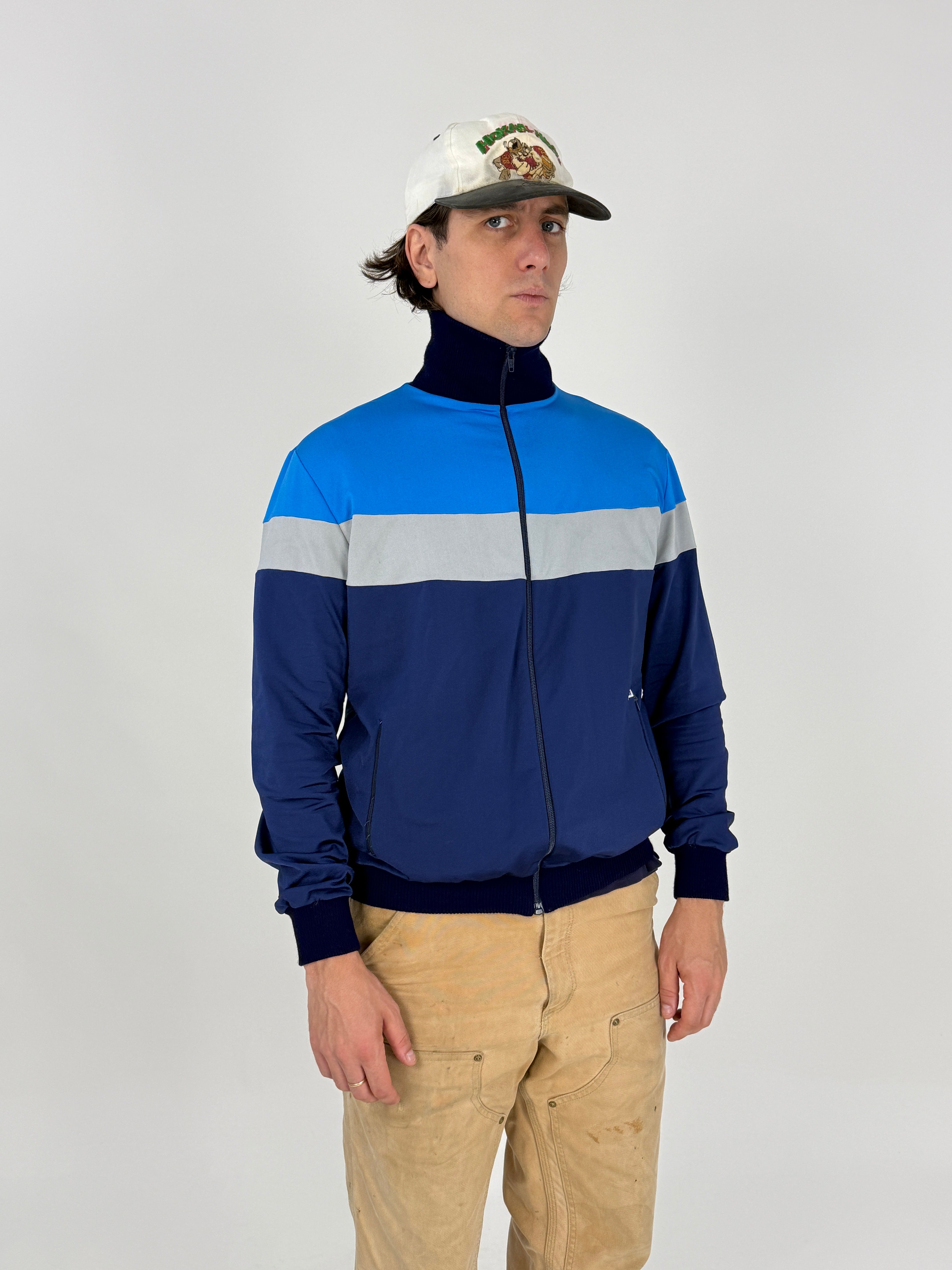 Felpa Vintage Emar Sport Anni 70 Colorblock - vista frontale full body indossata chiusa con cappello snapback bianco e Carhartt B01 beige