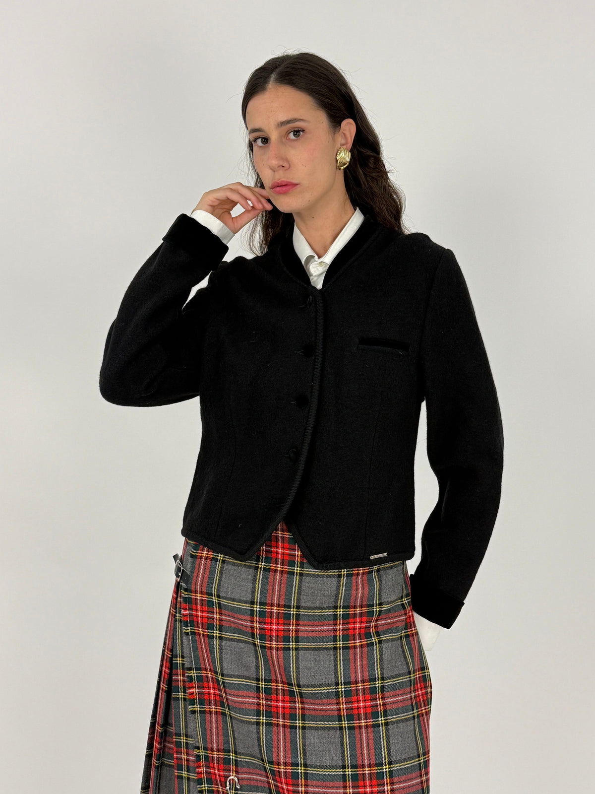 Giacca Geiger Collections lana cotta nera dettagli velluto made in Austria - fronte indossato look completo