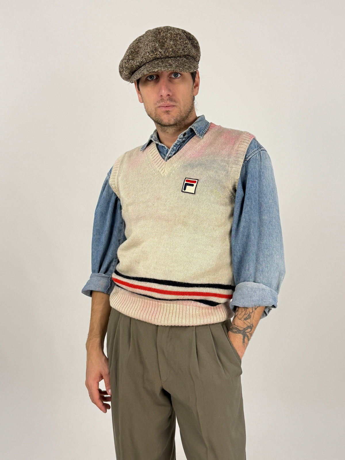 Gilet Fila vintage anni 70 maglia panna - fronte indossato con degradé rosa/azzurro sulle spalle, taglia M uomo, layering su camicia denim