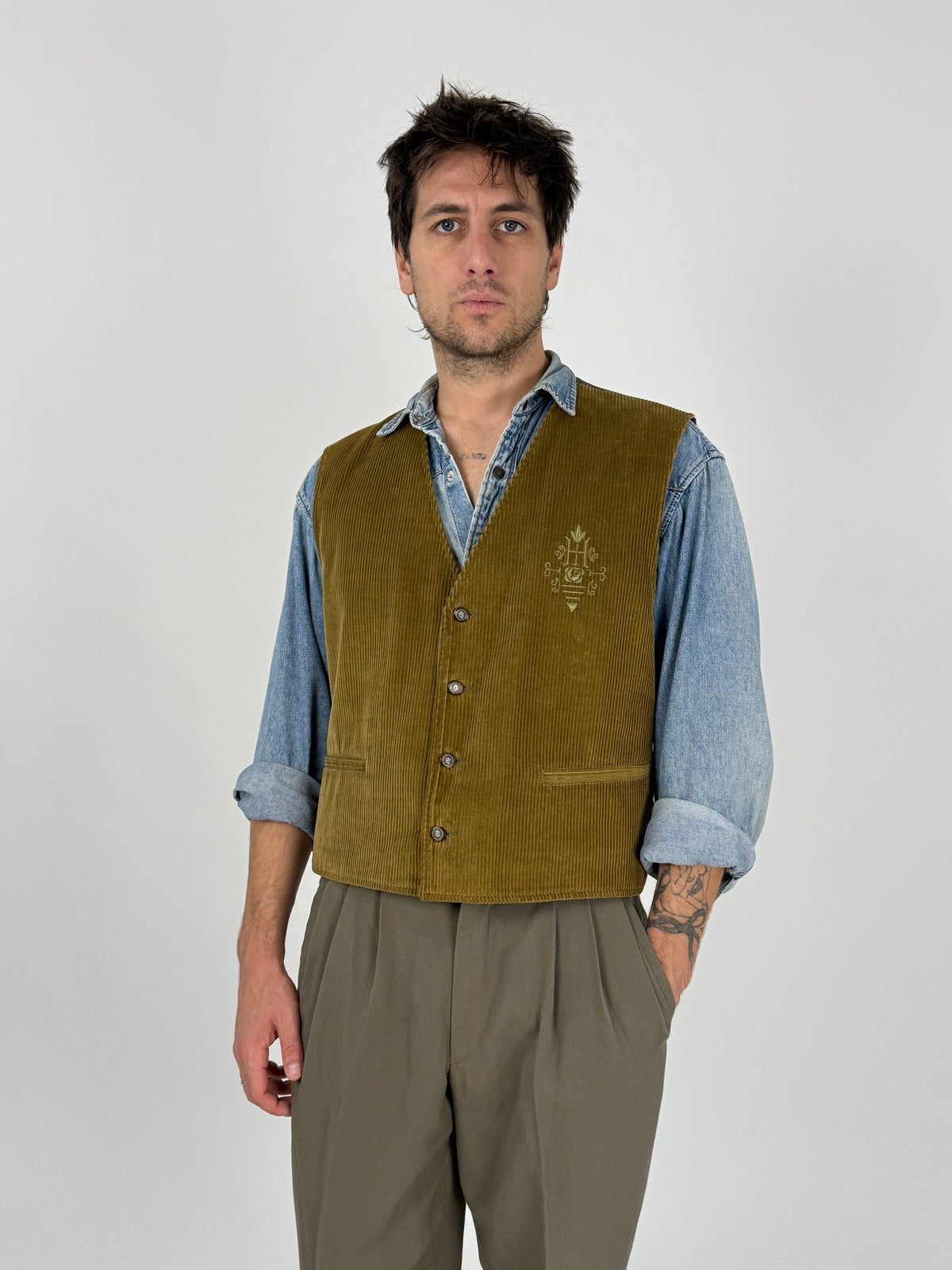 Gilet velluto Alfa Centauri piano fronte - scollatura V, 4 bottoni metallici bruniti, 2 tasche a filetto basse, monogramma araldico petto sinistro