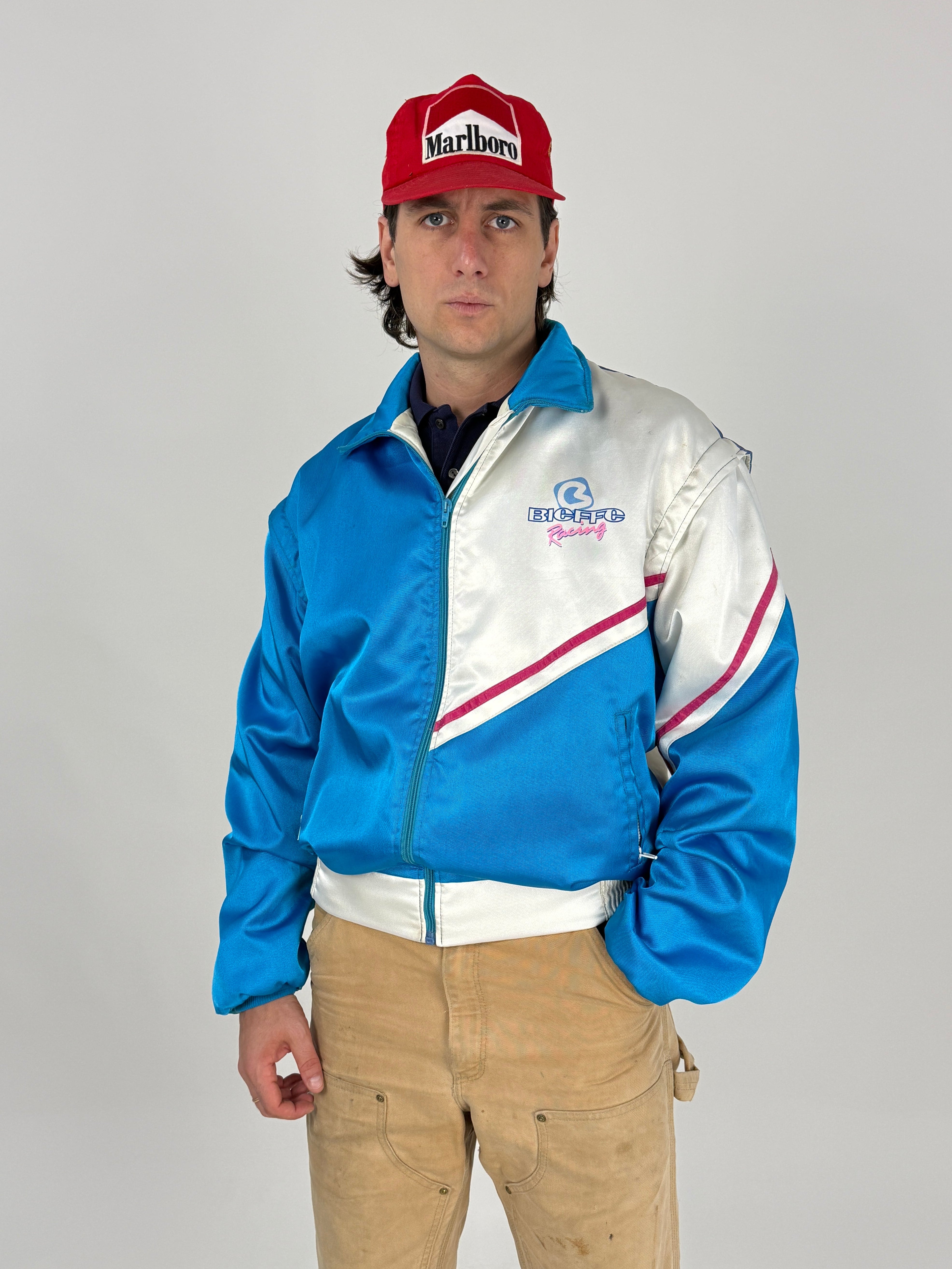 Giacca Vintage Bieffe Racing - dettaglio ravvicinato logo Bieffe Racing ricamato sul petto e zip manica removibile con piccola macchia spalla destra
