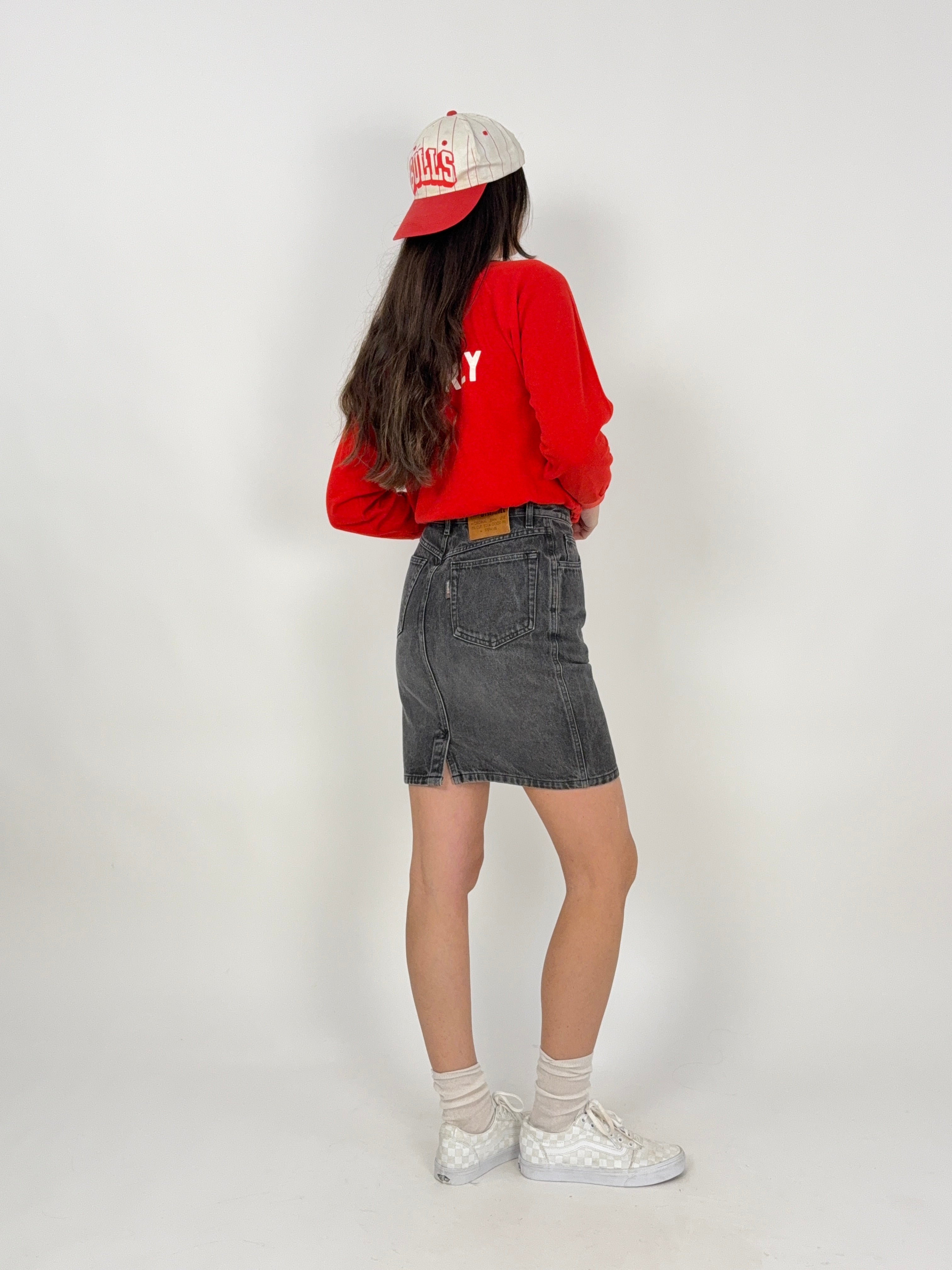 gonna corta in denim stefanel colo lavagna abbinata a felpa vintage americana rossa e vans bianche