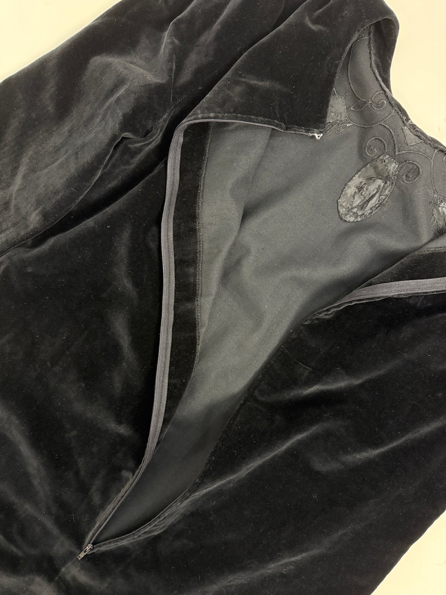 Abito corto in velluto e perline anni '70