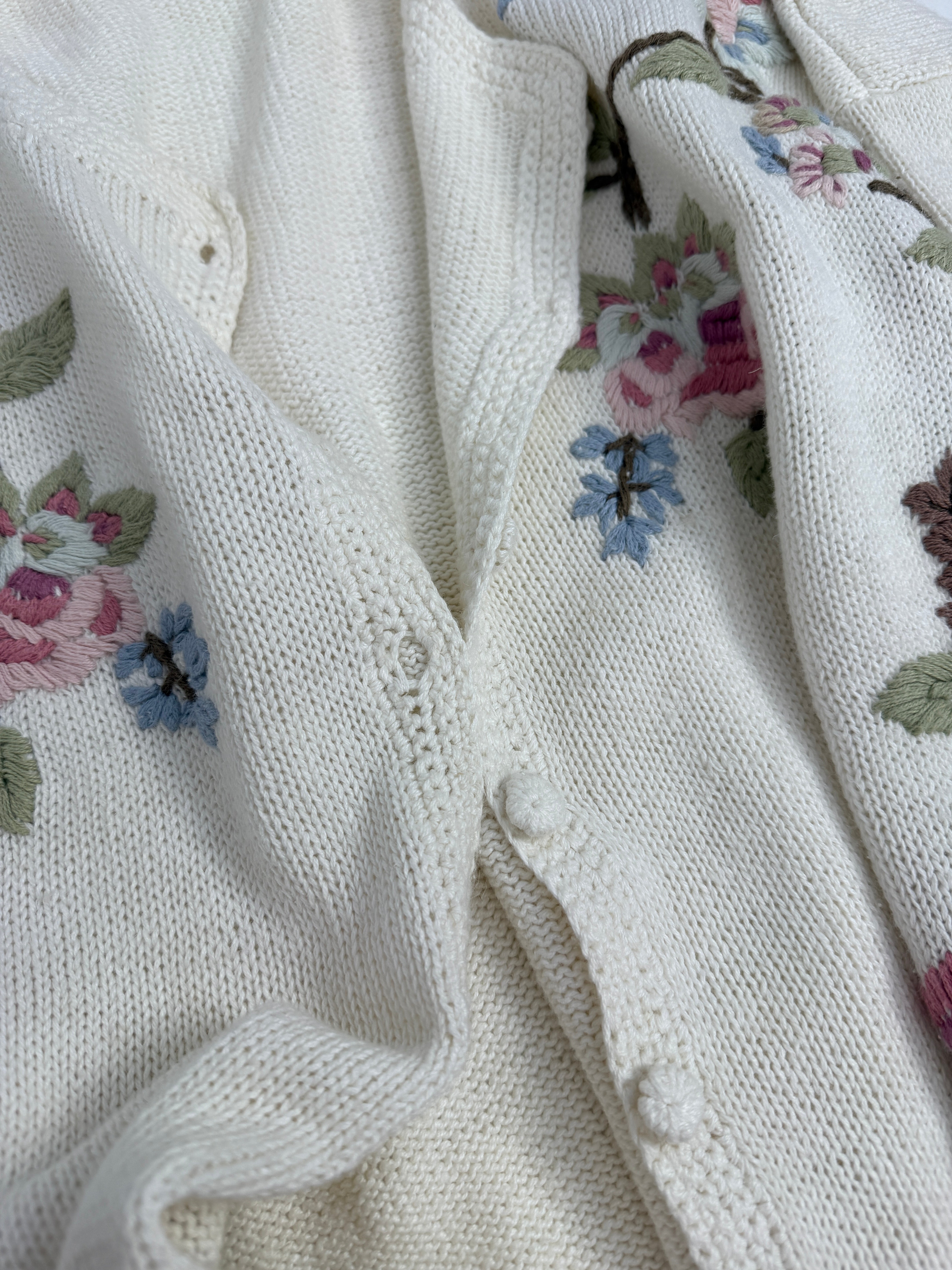 Cardigan con ricami floreali