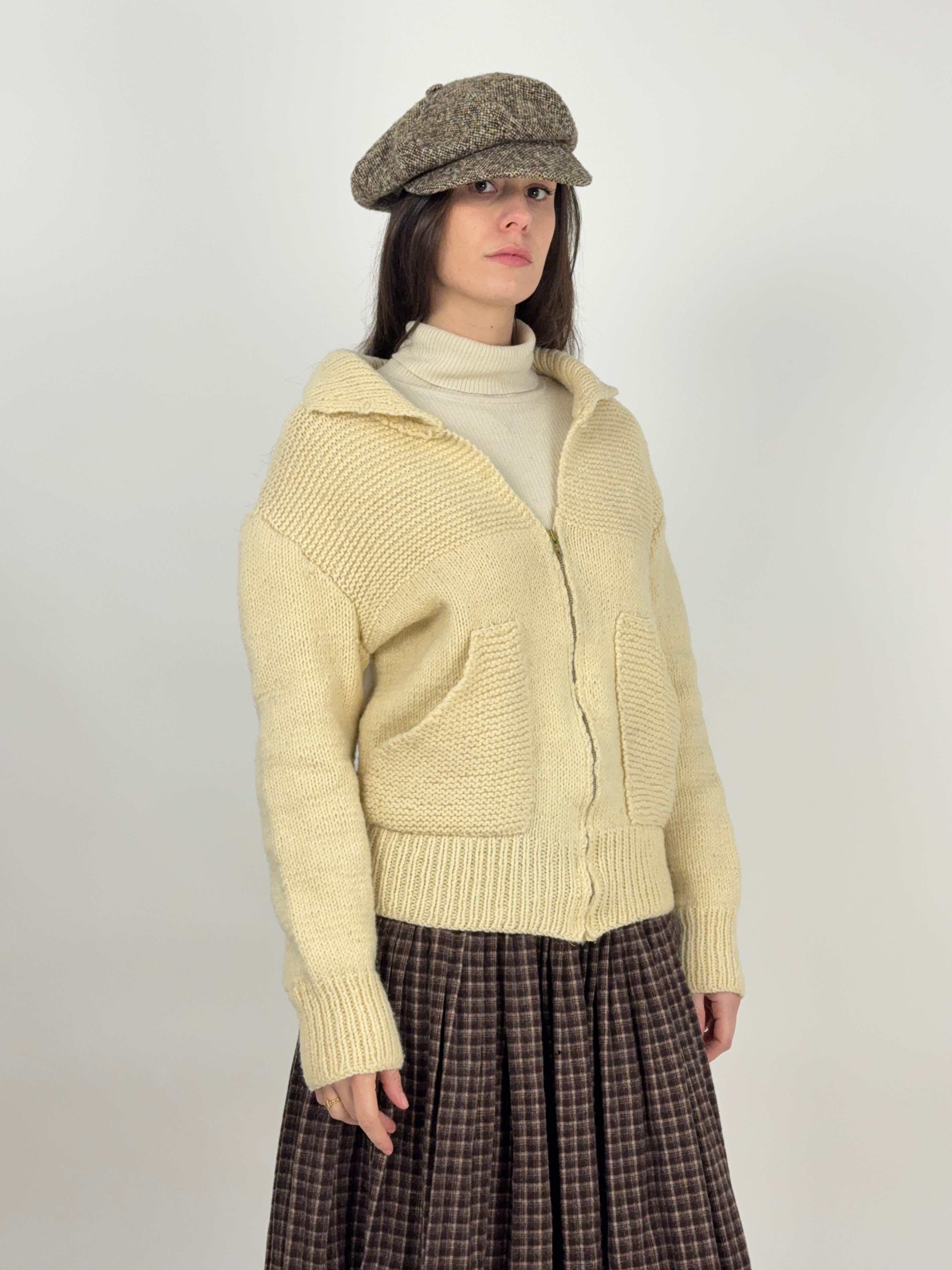 cardigan-fatto-a-mano-color-crema-anni-60-con-zip-da-donna