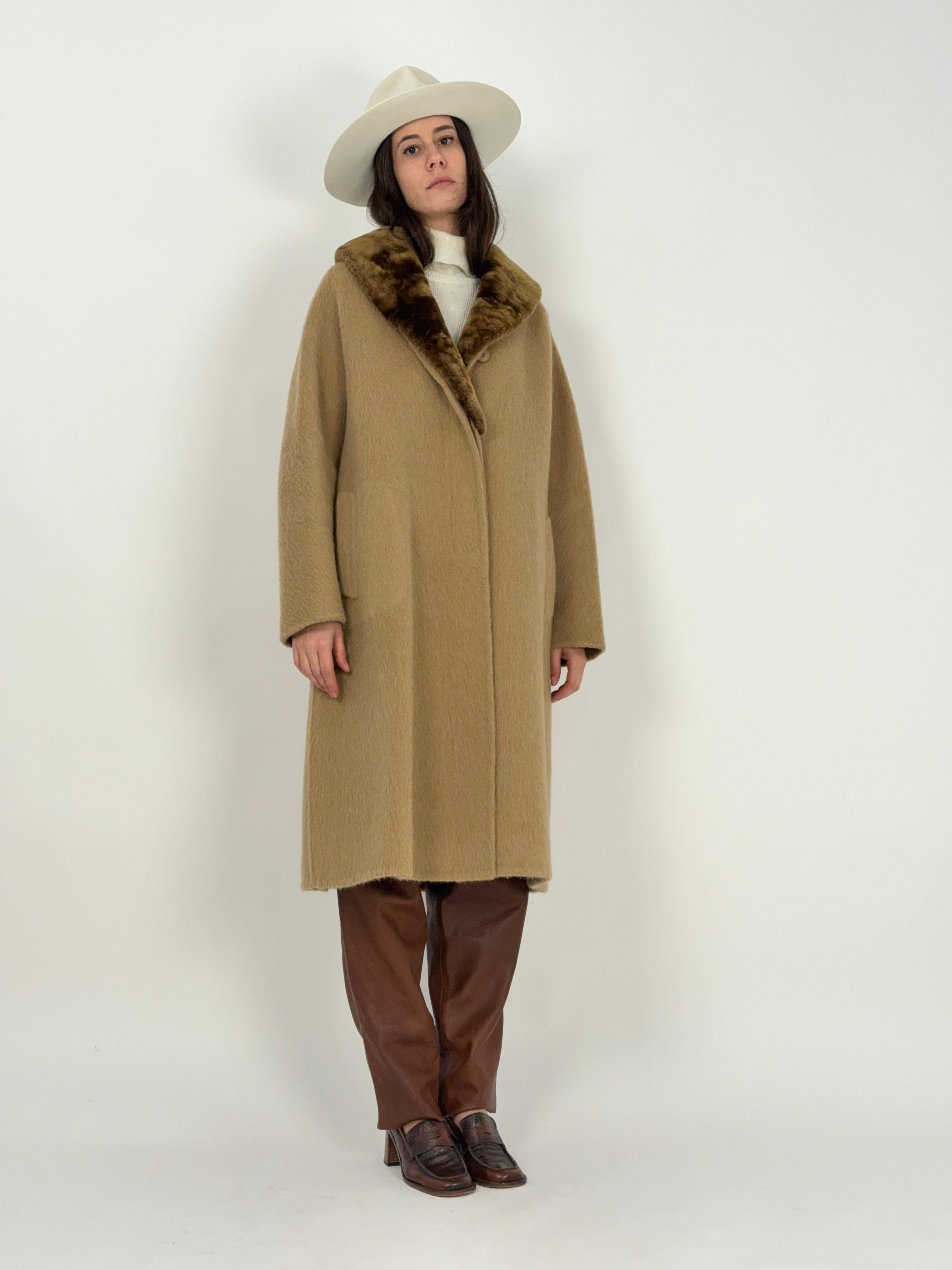 cappotto-sartoriale-in-cammello-con-collo-in-pelliccia