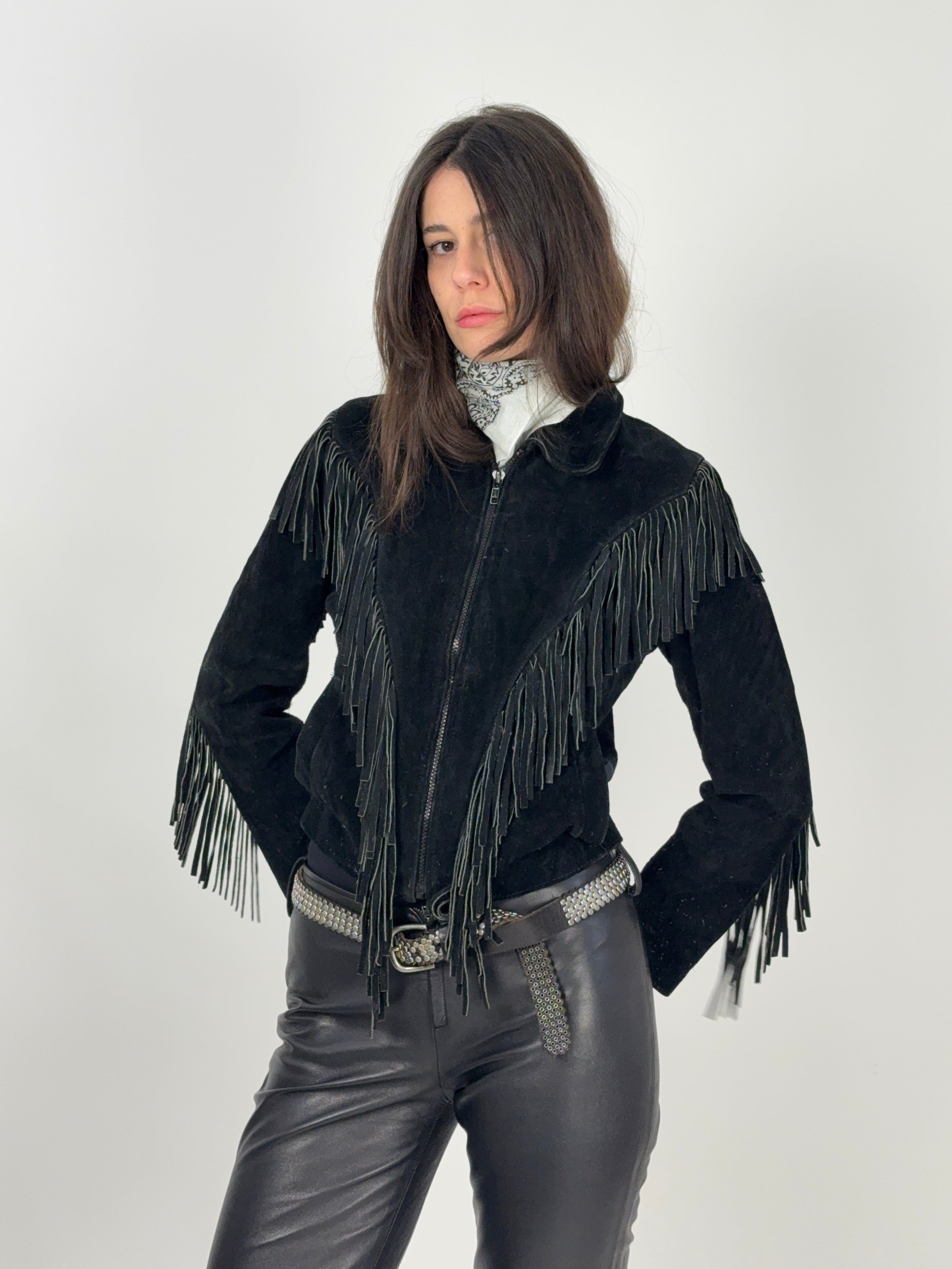 giacca-crop-on-camoscio-con-frange-anni-80-colore-nero