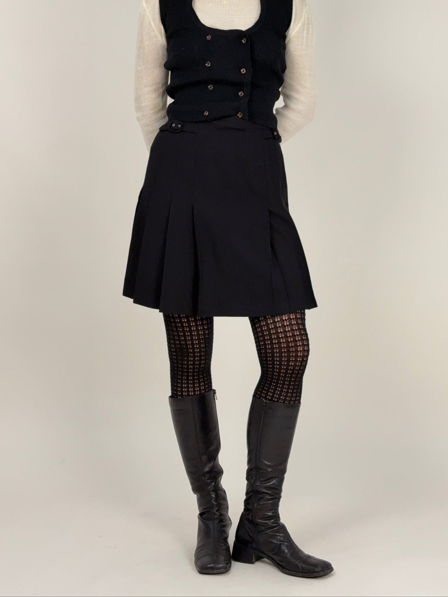 gonna-corta-a-pieghe-nera