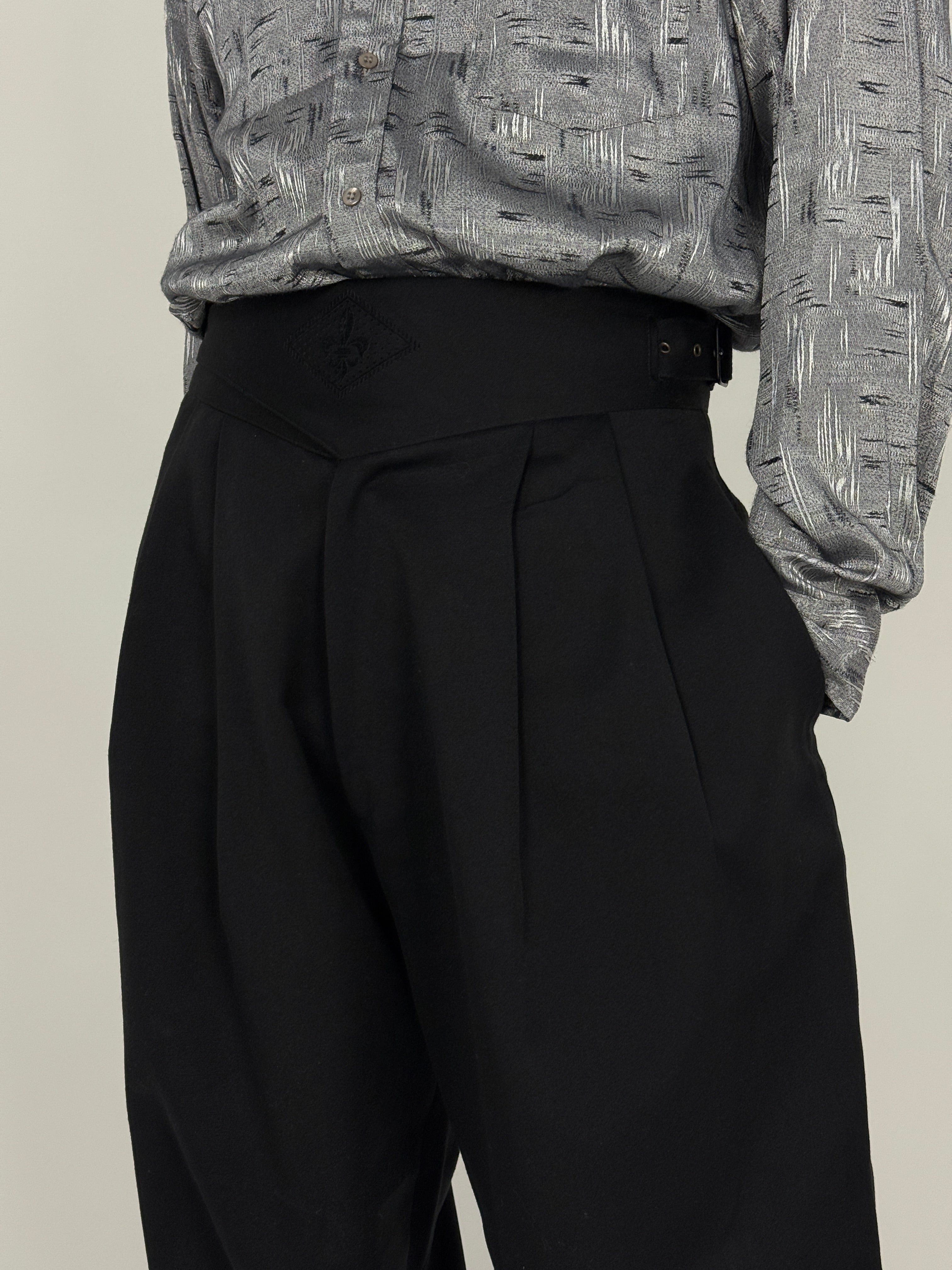 pantalone-anni-80-nero-vita-alta-con-doppia-pences-e-ricamo-e-fibbie