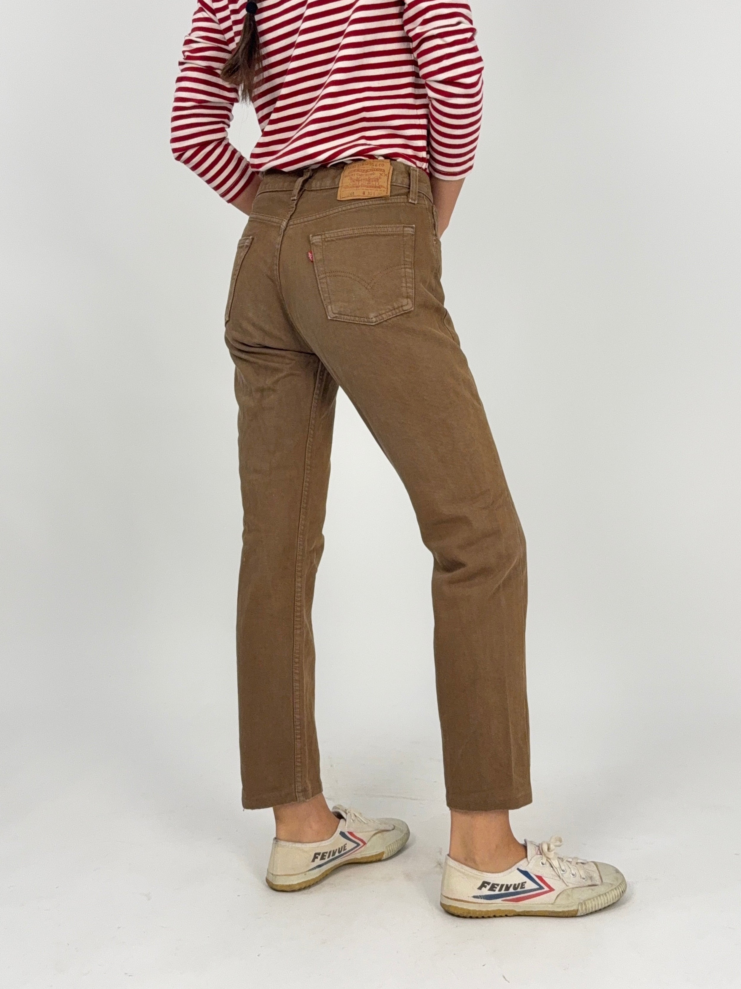Levi's 501 Made in USA Vintage Donna W30 L30 Sabbia - vista posteriore tre quarti con patch Two Horse integra e red tab Levi's