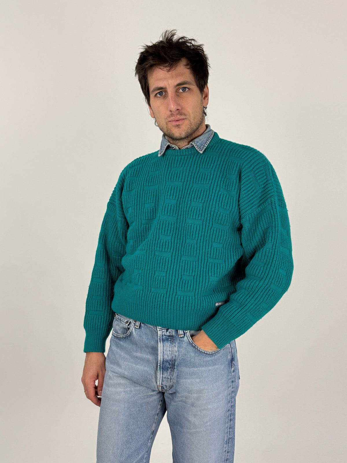 Maglione Colmar vintage anni 80 - fronte indossato, verde teal, punto strutturato geometrico tono su tono, girocollo costina alta, camicia denim