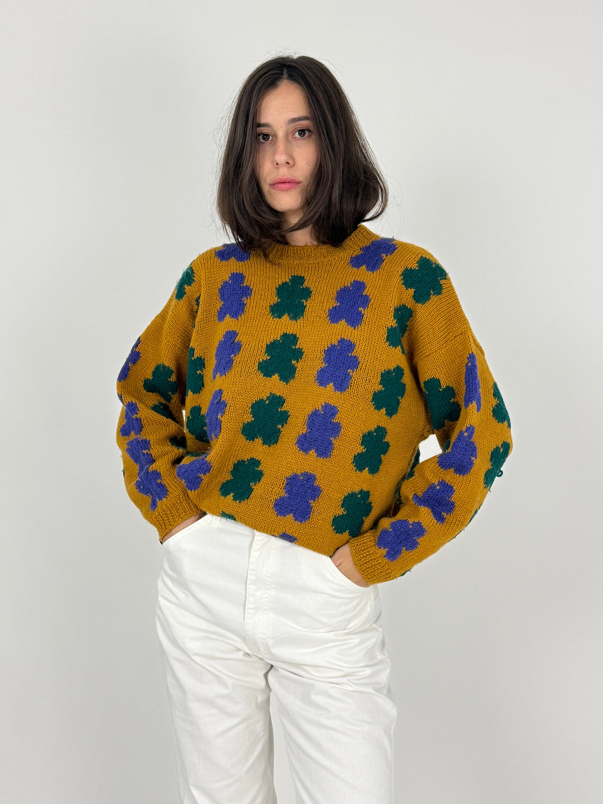 Maglione vintage fatto a mano jacquard ocra quadrifoglio verde e viola - fronte indossato, vista frontale intera