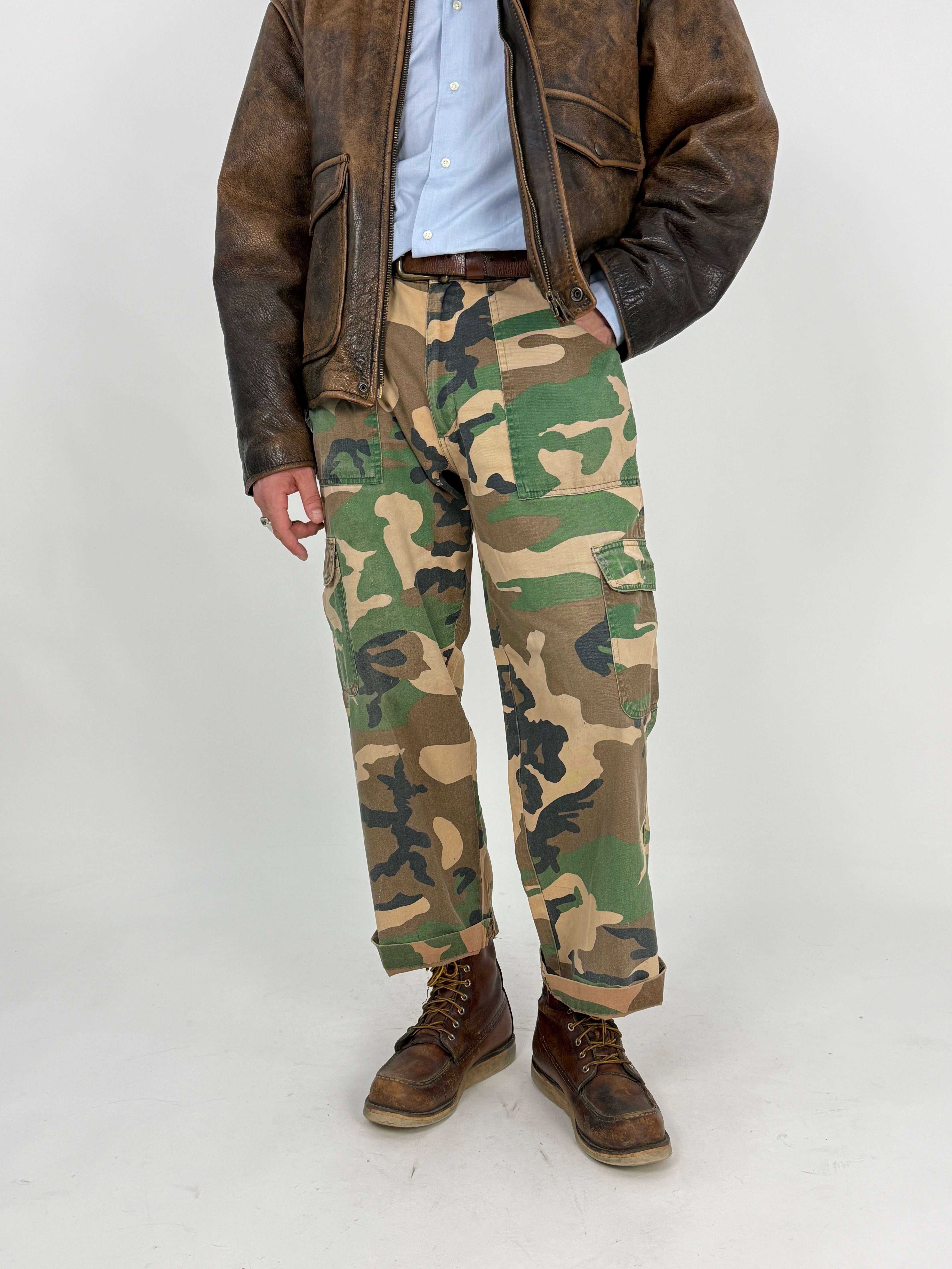 Pantalone cargo vintage Univers woodland camouflage - vista frontale modello