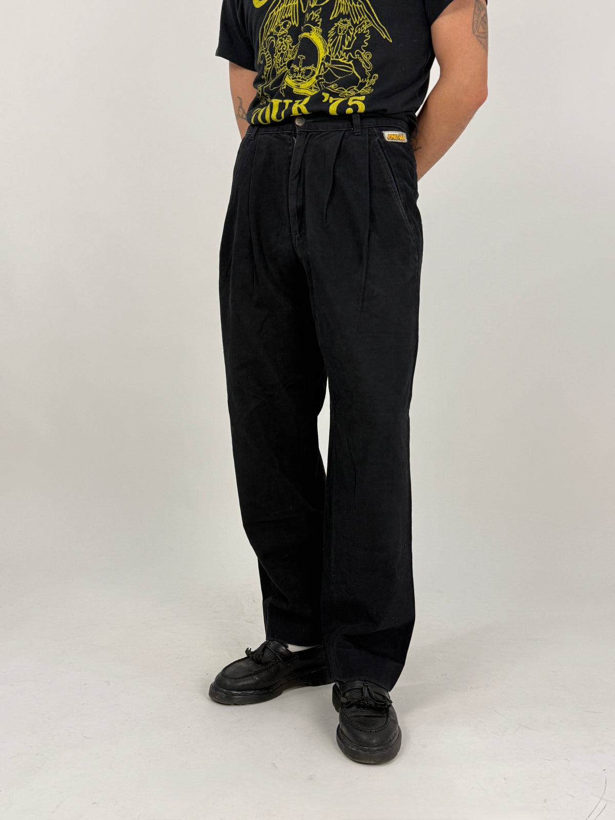 Jonathan pantaloni vintage anni 80 - fronte indossato, cotone twill nero doppia pinces sartoriale, vita alta, wide leg, bottone ottone logo ancora, taglia 48