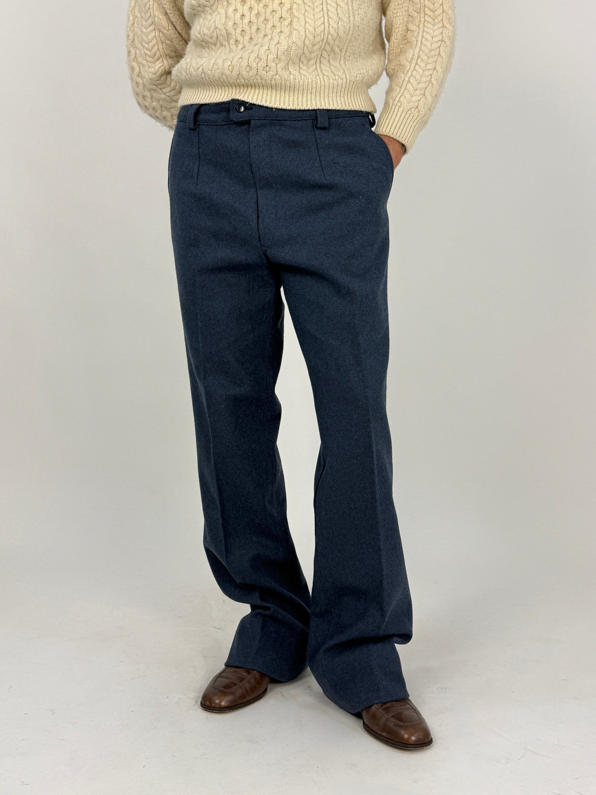 Pantaloni a zampa vintage anni 70 - fronte indossato, flanella lana grigio blu antracite melange, vita alta, piega verticale, fondo gamba campanatura ampia cm 26