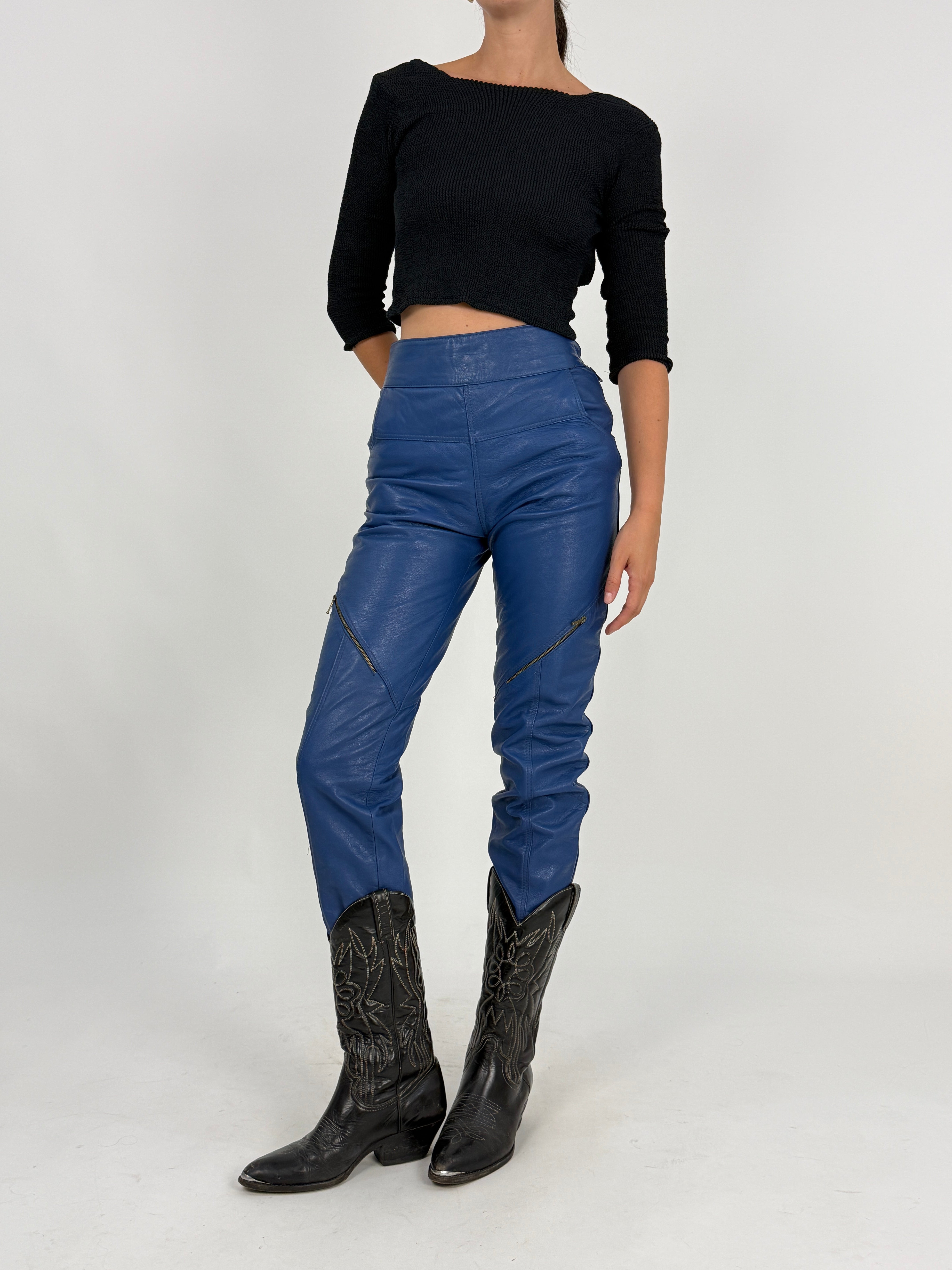 Pantaloni vera pelle blu deadstock anni '80 - modella vista frontale con stivali cowboy