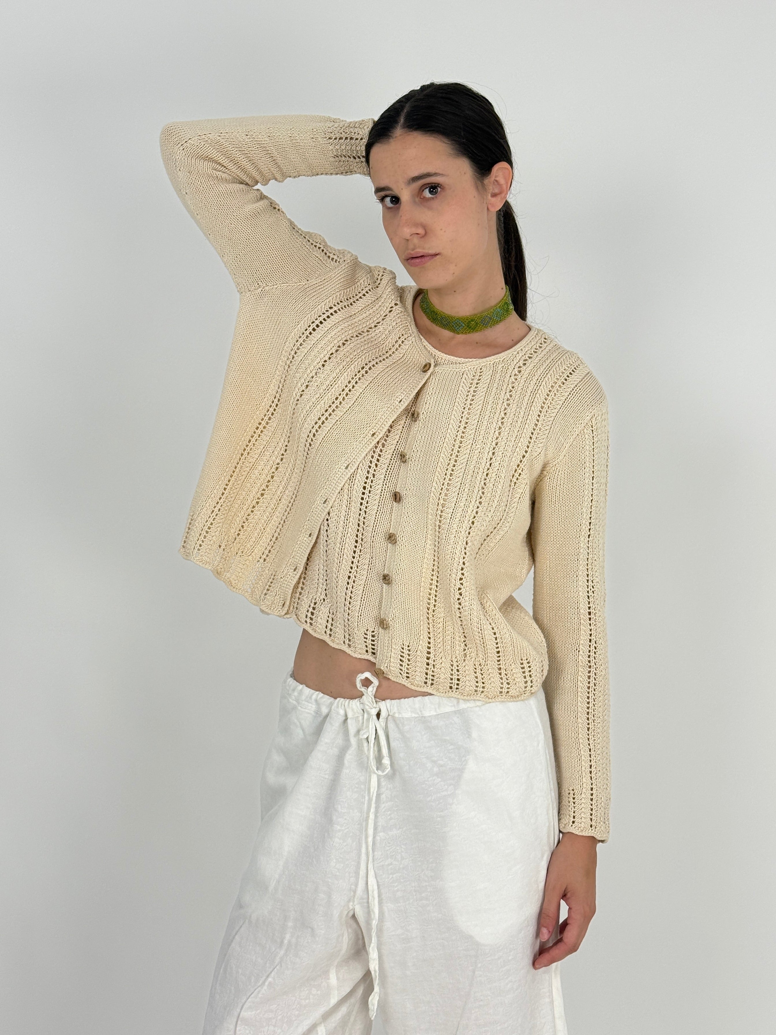 Set coordinato vintage handmade cardigan maglia traforata avorio - vista frontale modella con cardigan aperto