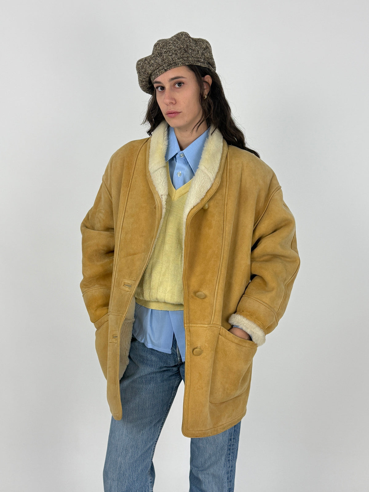Giacca shearling suede camel vintage anni 70 - fronte indossato aperto, colletto scialle larghissimo shearling avorio, due tasche toppa bottone avorio, cuciture a vista camel, taglia XL