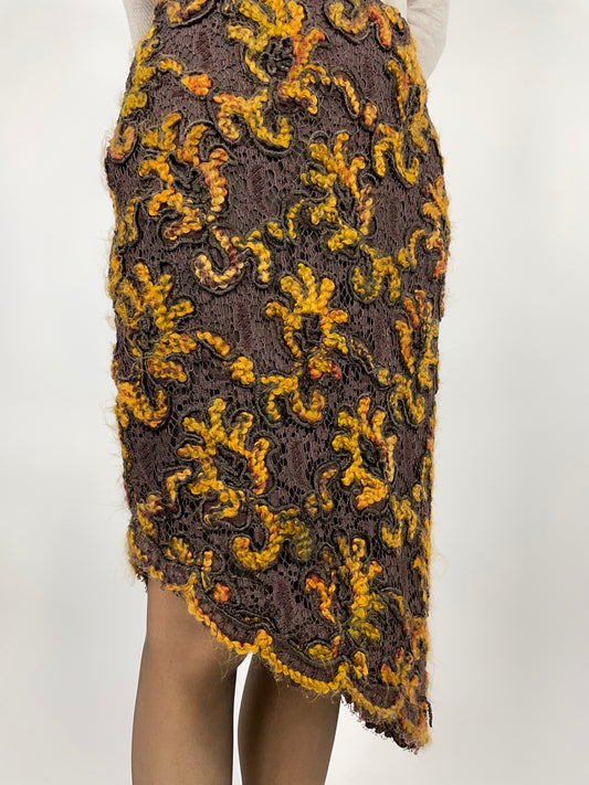 Asymmetrischer Rock aus gearbeiteter Spitze