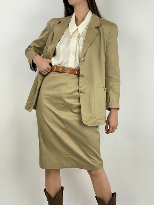 tailleur-giacca-con-tasche-e-bottoni-oro-gonna-con-cinturino-marrone-in-vita