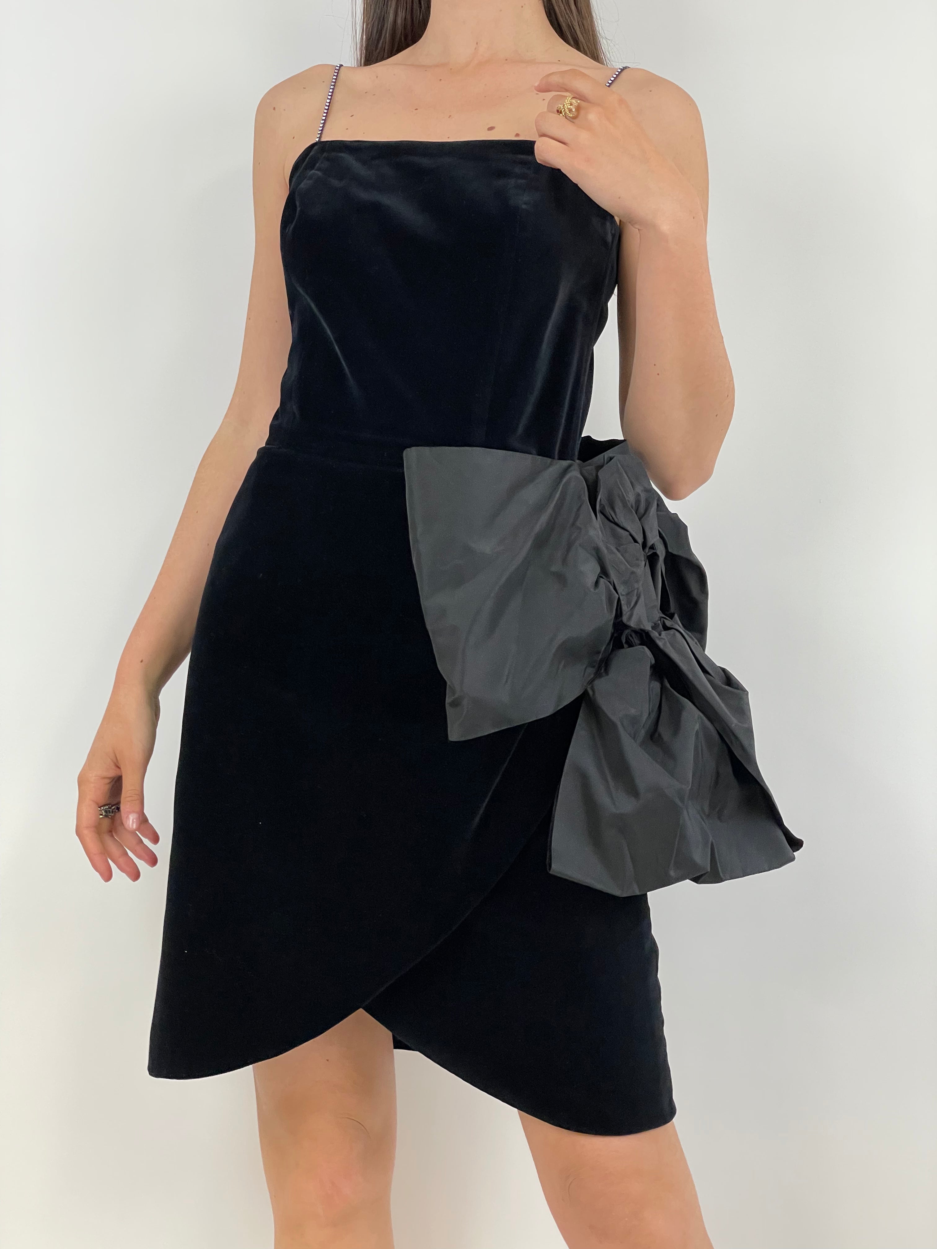 vestito-anni-80-in-velluto-liscio-con-fiocco-laterale-e-spalline-in-strass