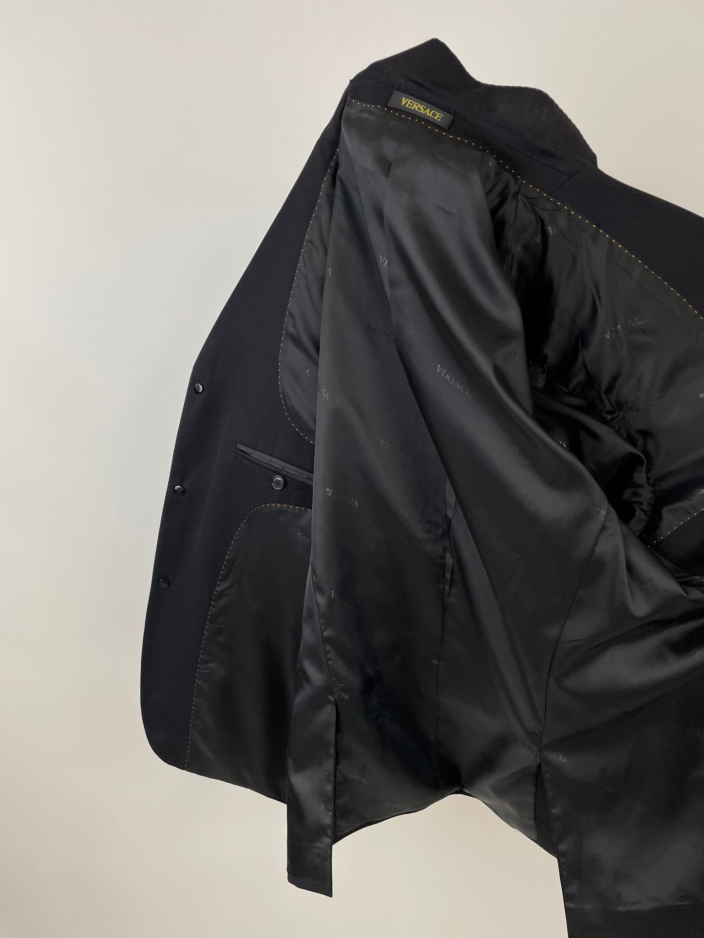 Schließe „Gianni Versace Versus“ ab