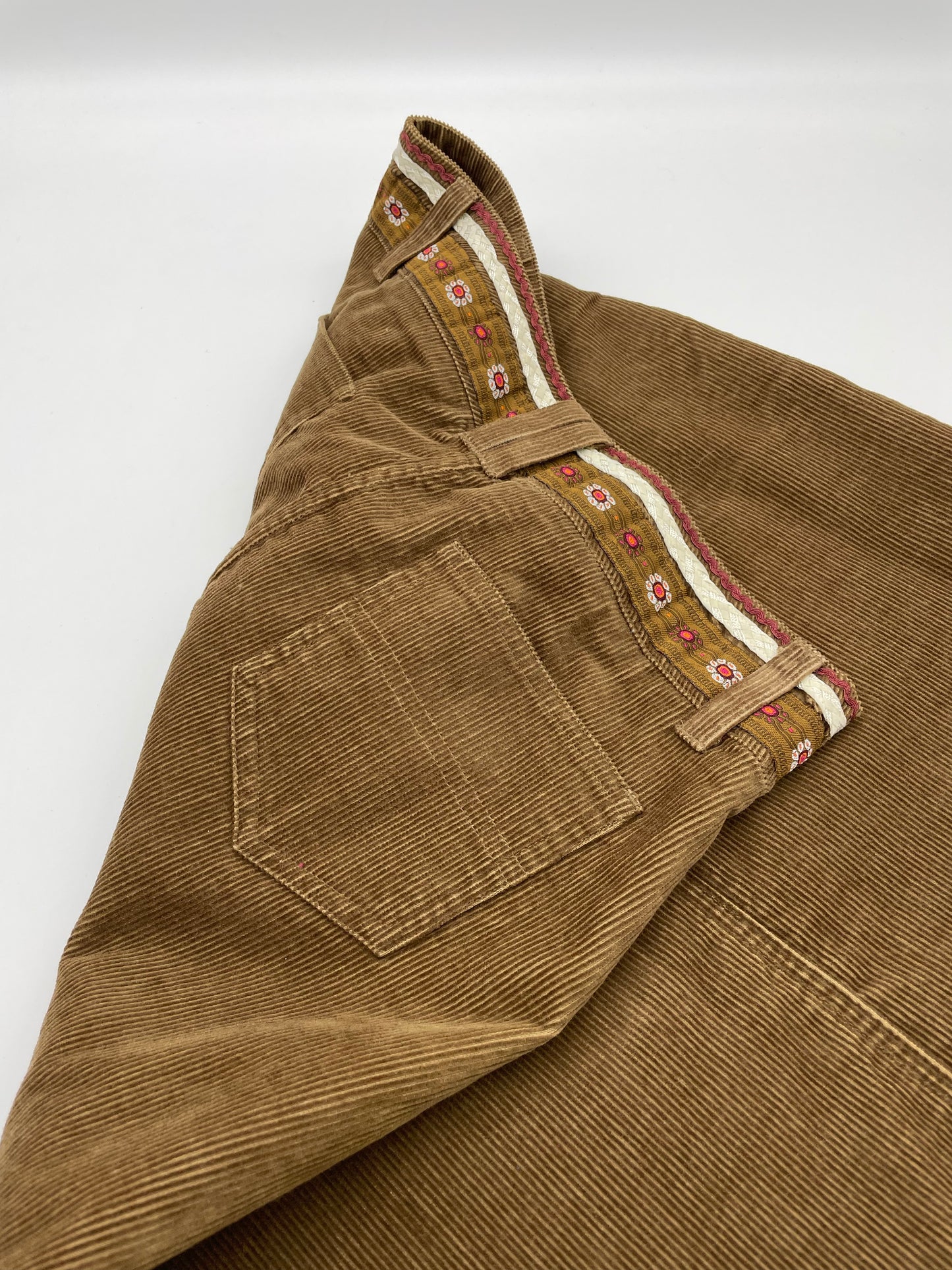 gonna-a-tubino-tessuto-millerighe-con-rifiniture-a-fiori-sulla-vita-colore-marrone