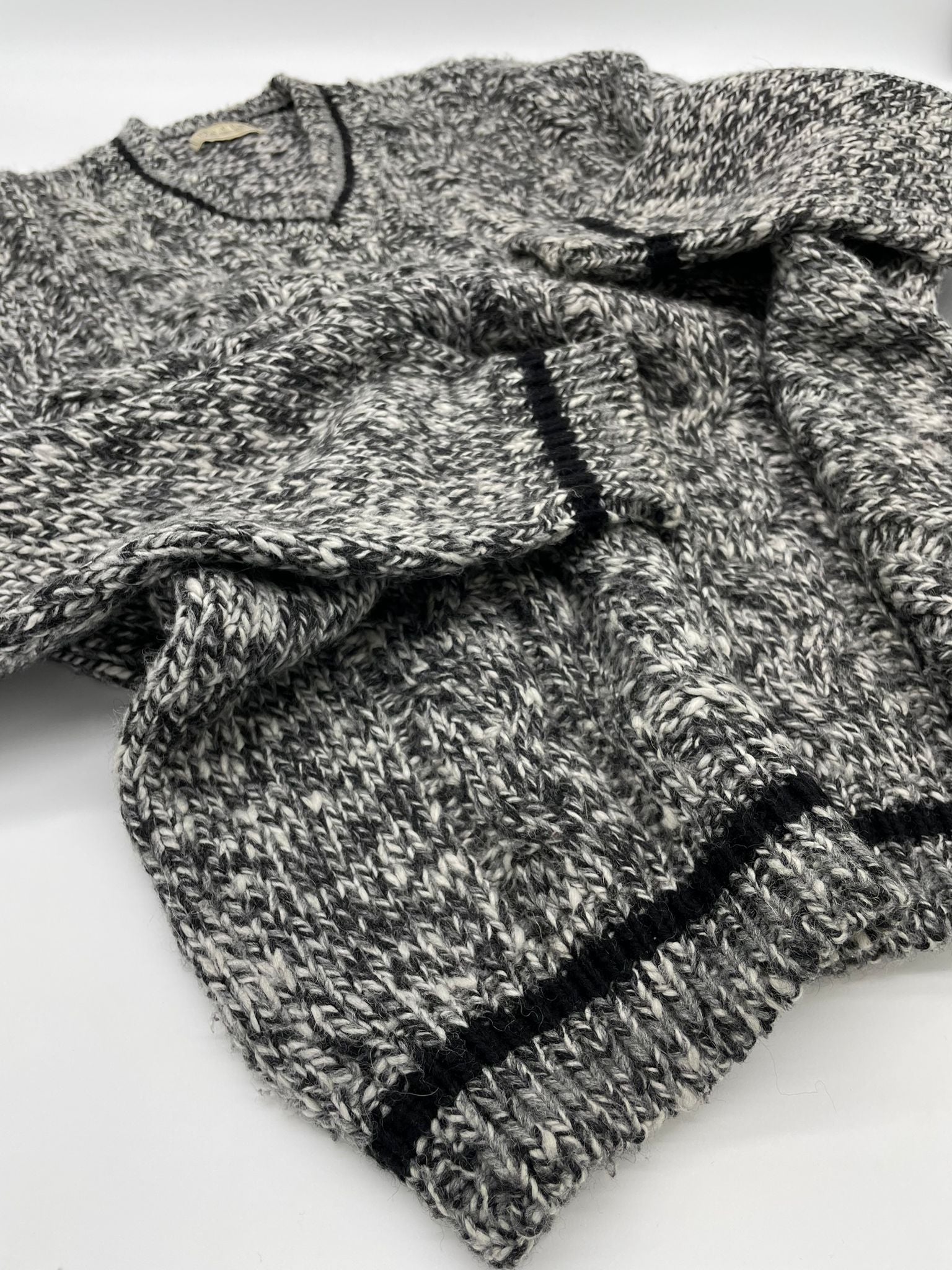 maglione-rifle-in-lana-bianco-e-nero-scollo-a-v-manica-lunga